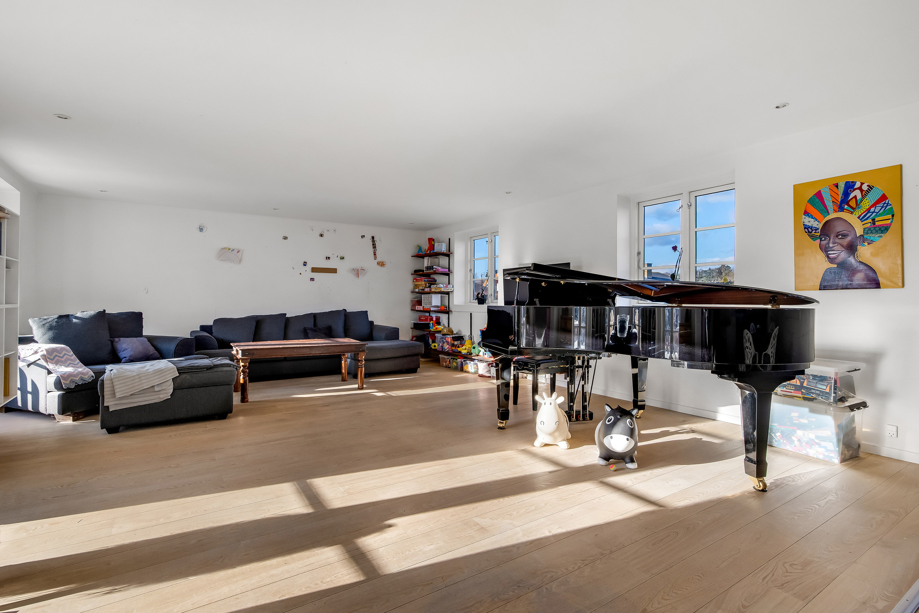 Fremhævet stue billede i fuldskærmstilstand. Billede af Solvænget 23, 3250 Gilleleje