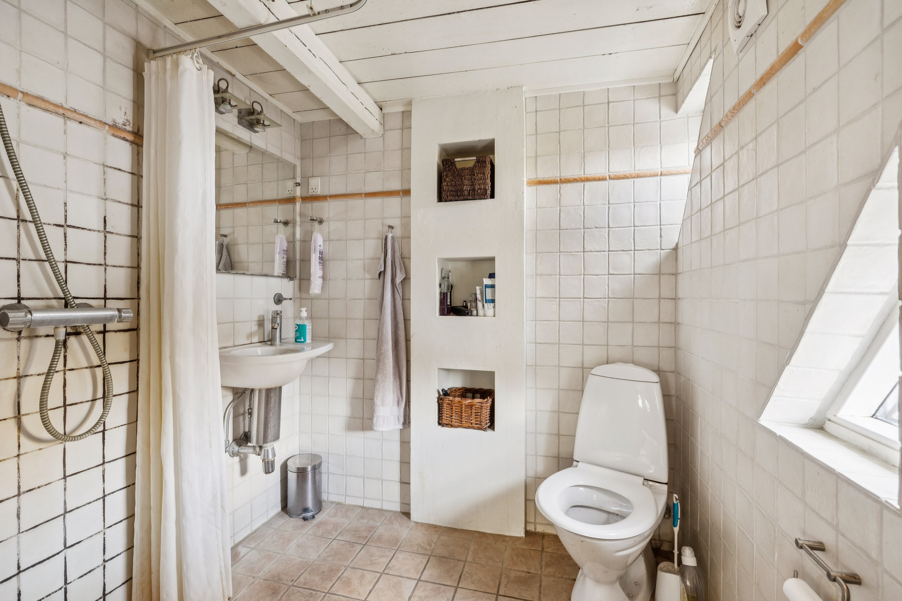 Fremhævet badeværelse billede i fuldskærmstilstand. Billede af Båstrupgyde 6, Båstrup, 8660 Skanderborg