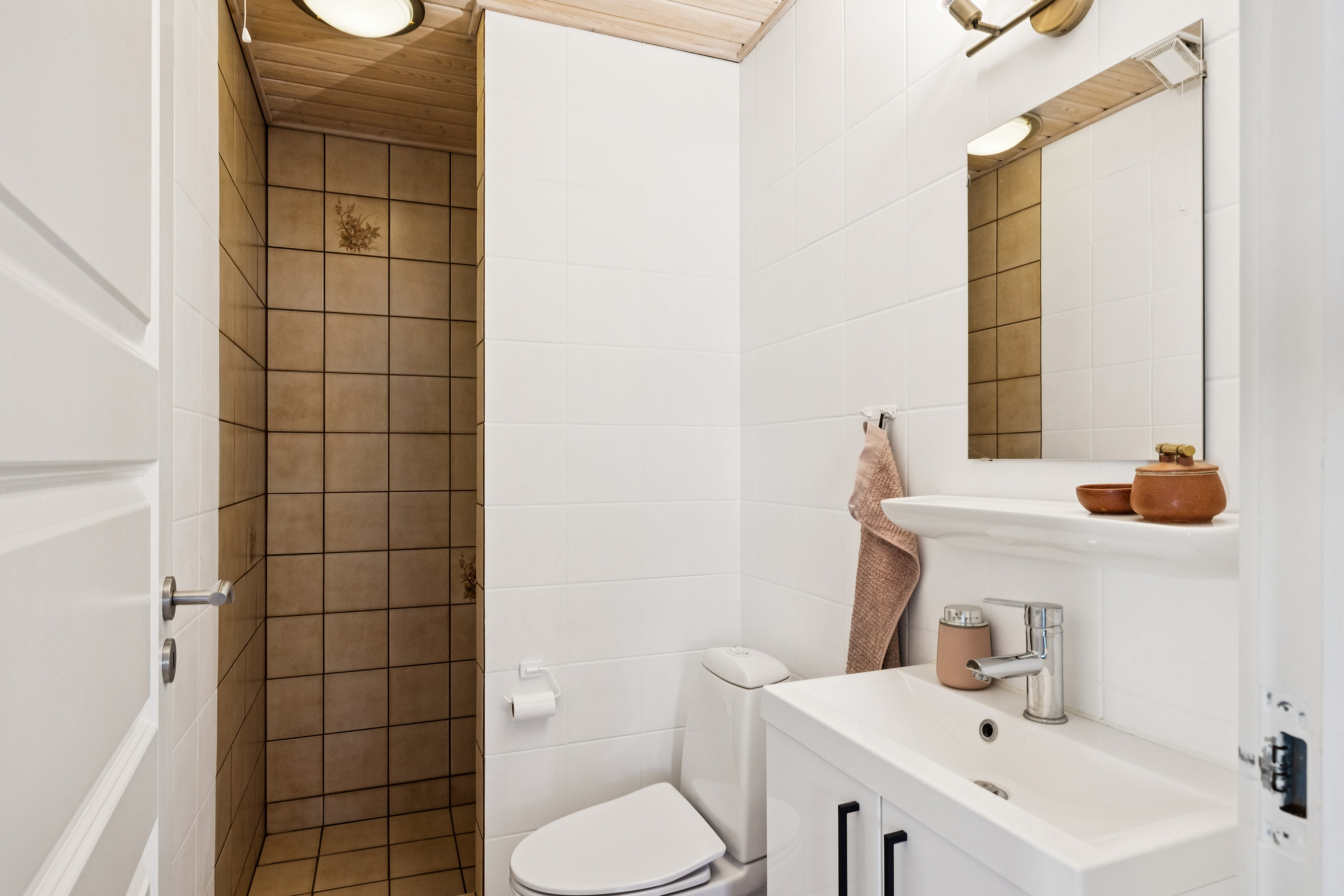 Fremhævet badeværelse billede i fuldskærmstilstand. Billede af Møgelbjergparken 41, 8500 Grenaa