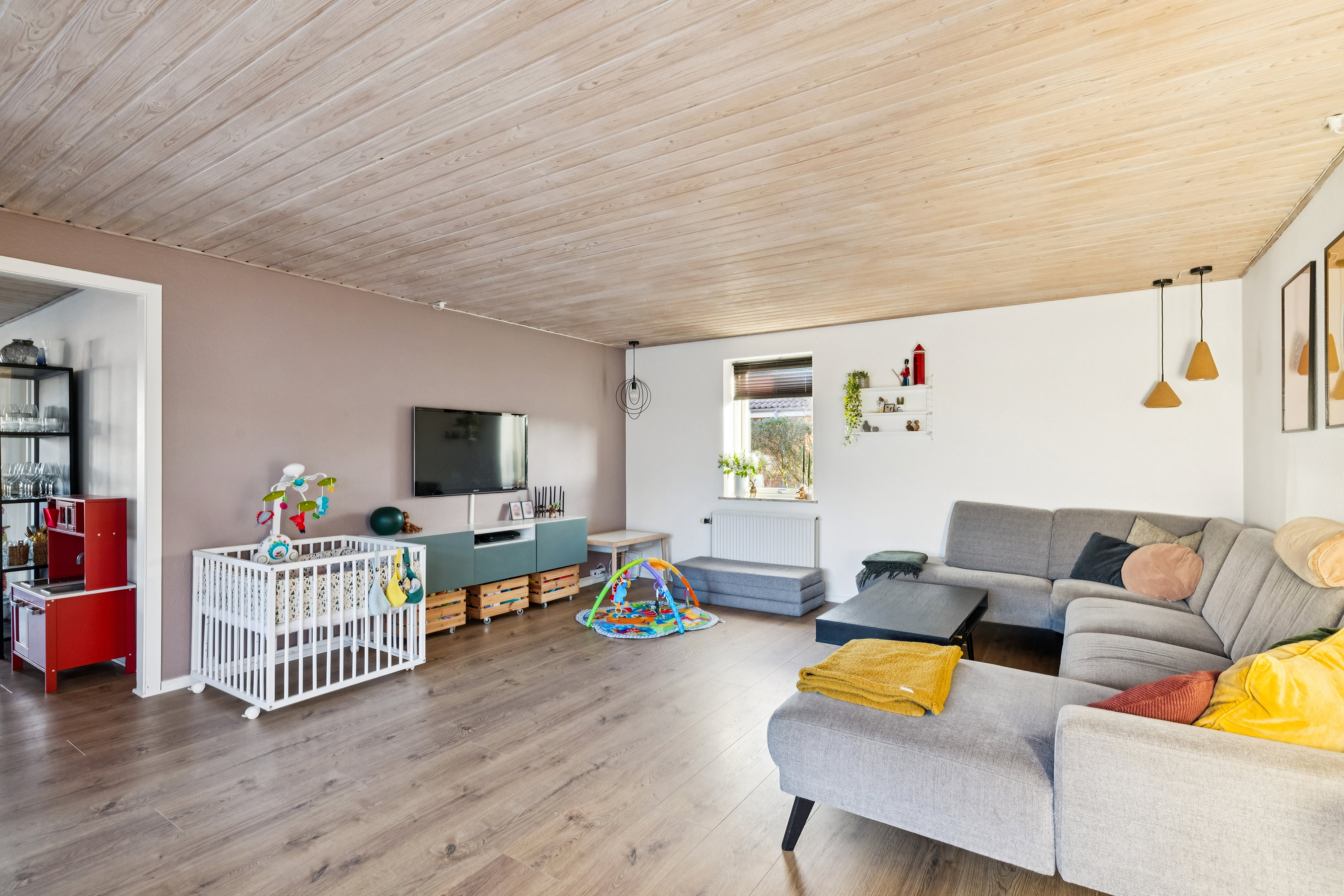 Fremhævet stue billede i fuldskærmstilstand. Billede af Møgelbjergparken 41, 8500 Grenaa