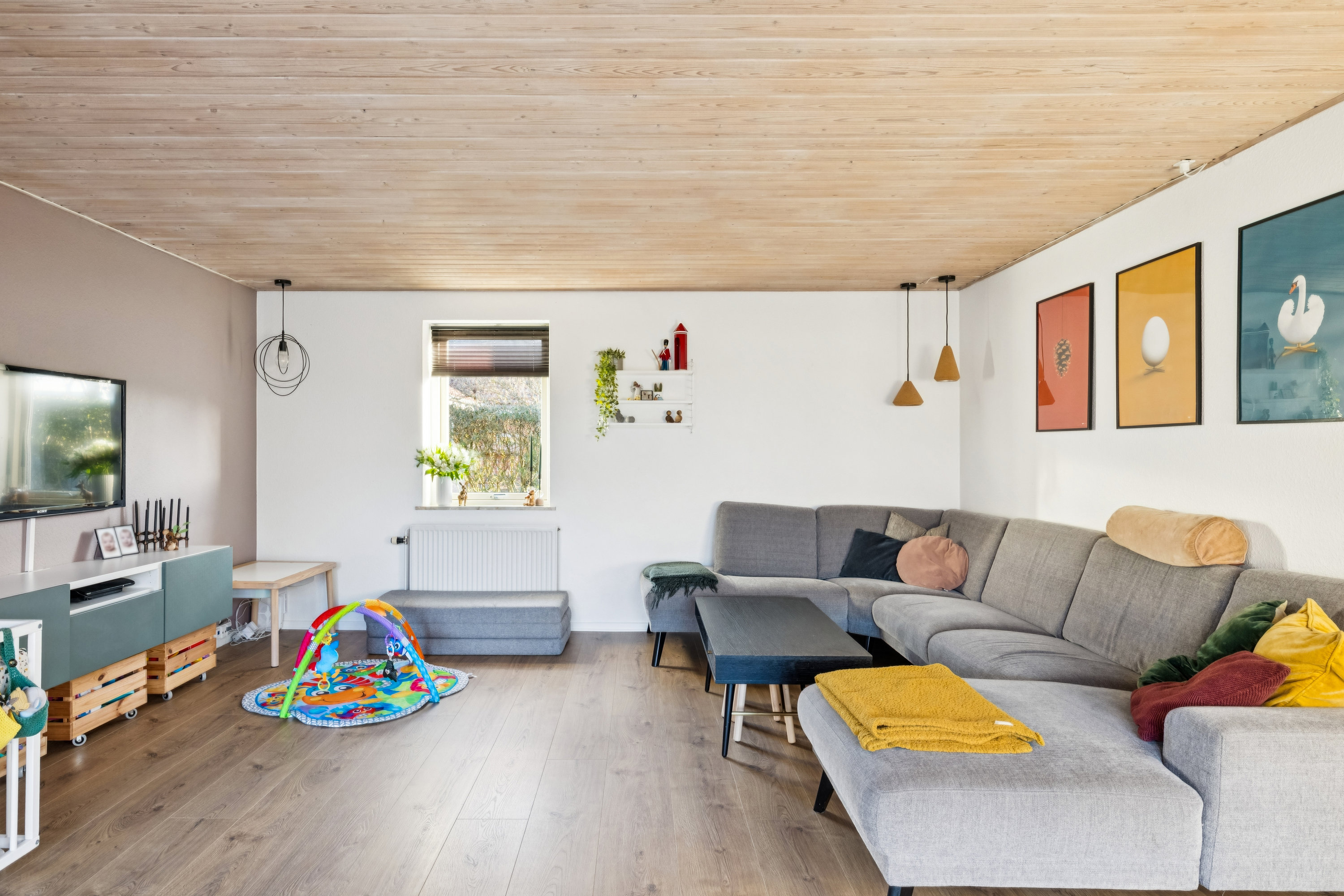 Fremhævet stue billede i fuldskærmstilstand. Billede af Møgelbjergparken 41, 8500 Grenaa