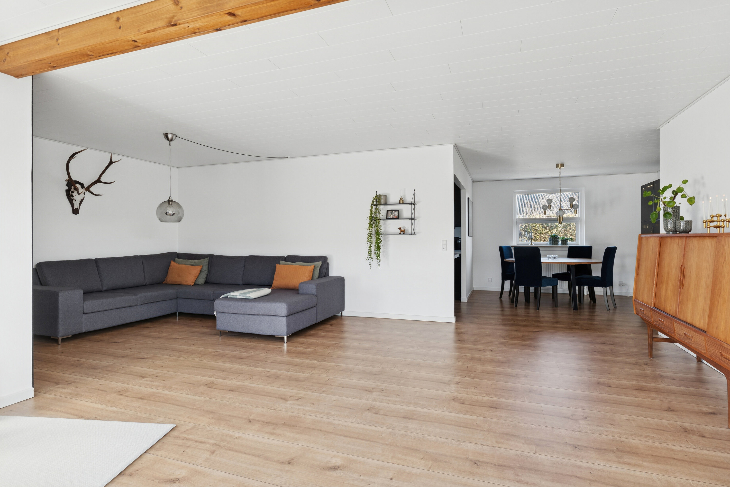 Fremhævet stue billede i fuldskærmstilstand. Billede af Irisvej 27, 9870 Sindal