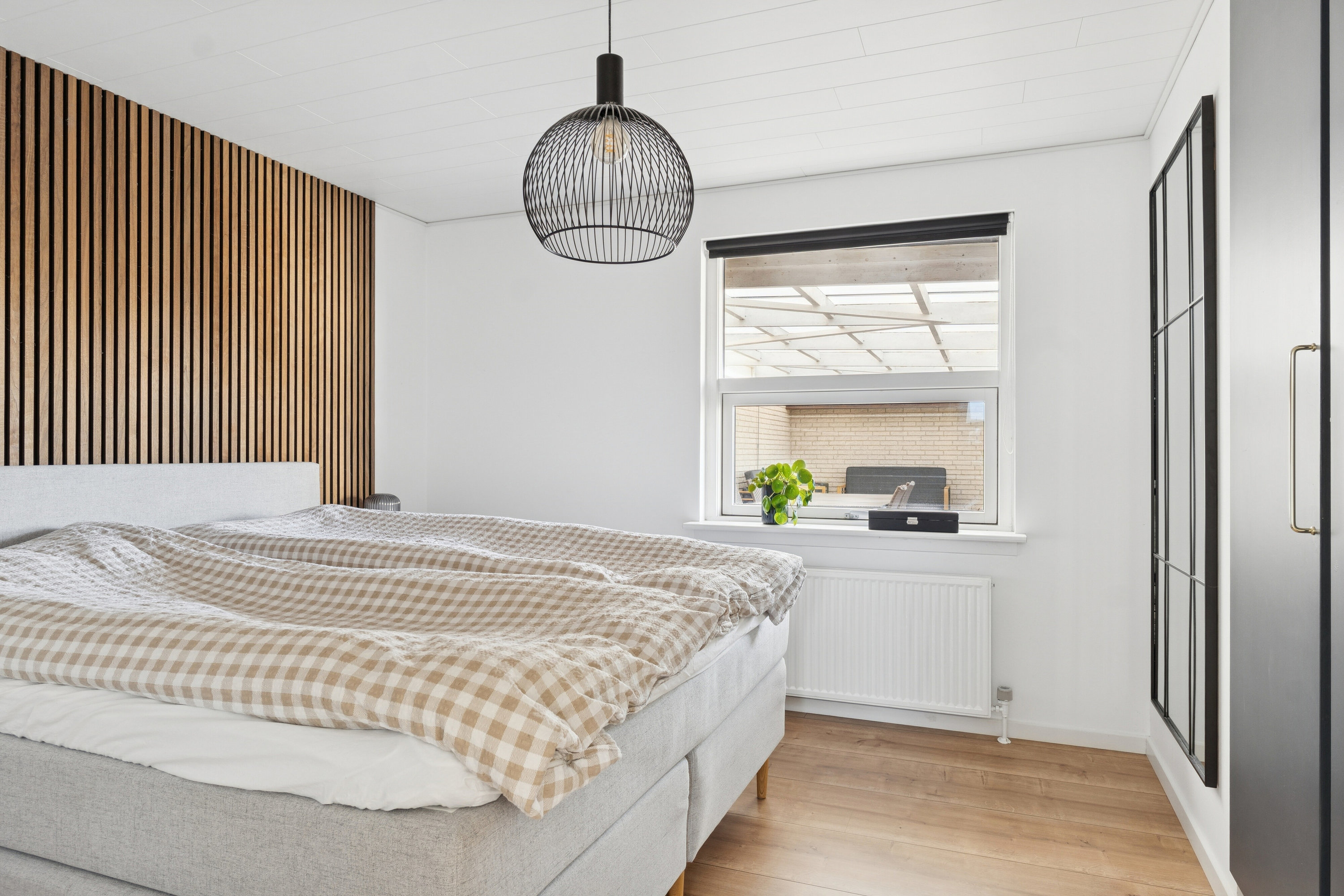 Fremhævet soveværelse billede i fuldskærmstilstand. Billede af Irisvej 27, 9870 Sindal