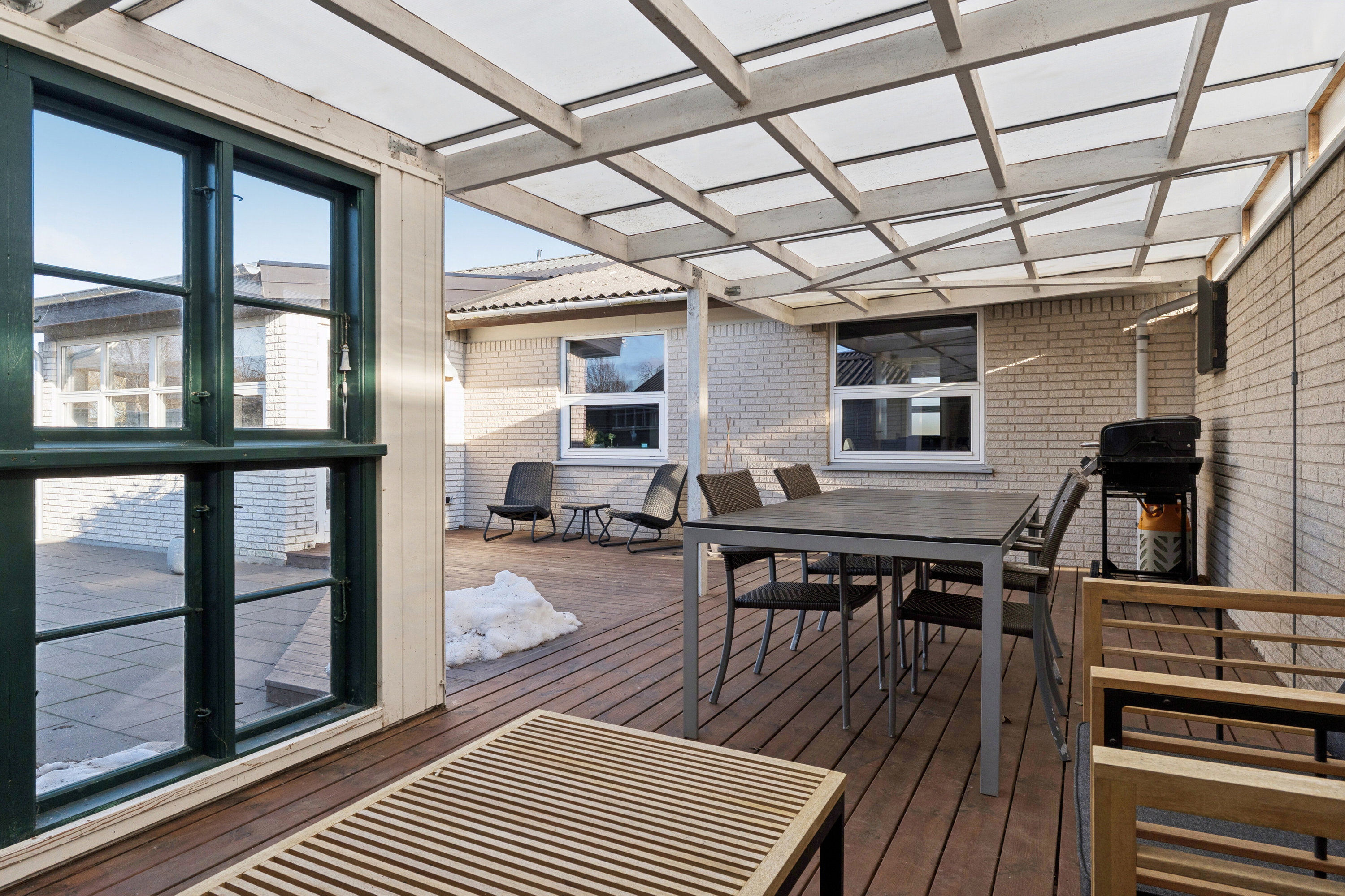 Fremhævet udestue billede i fuldskærmstilstand. Billede af Irisvej 27, 9870 Sindal