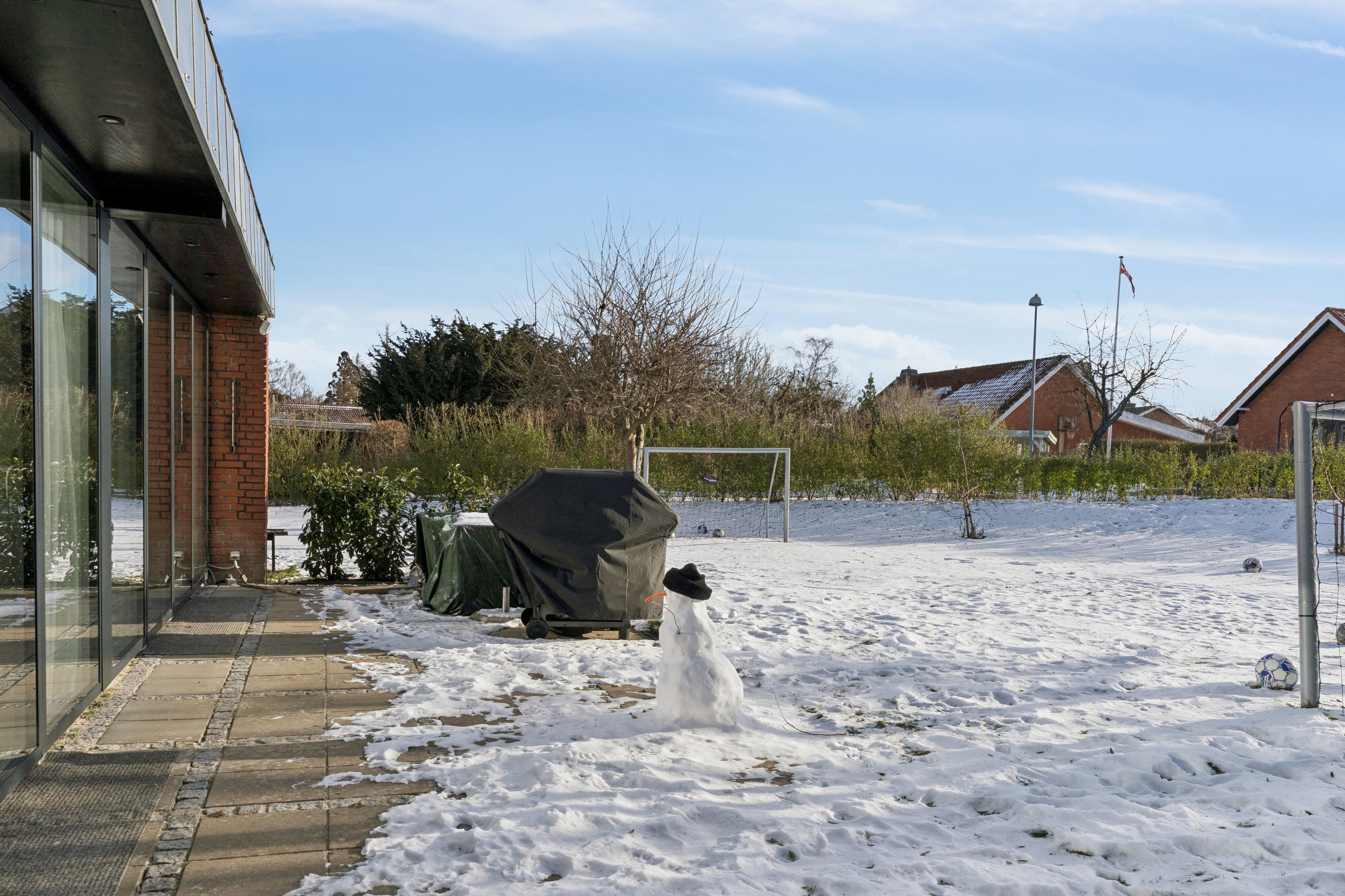 Fremhævet udendørs billede i fuldskærmstilstand. Billede af Floradalen 12, 2830 Virum