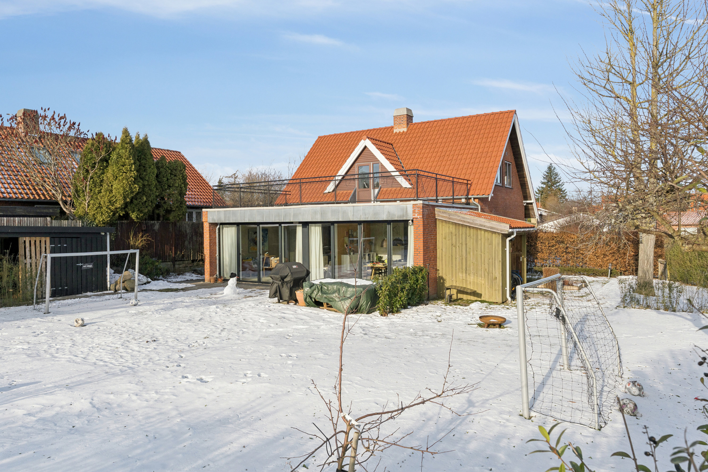 Fremhævet set fra haven billede i fuldskærmstilstand. Billede af Floradalen 12, 2830 Virum