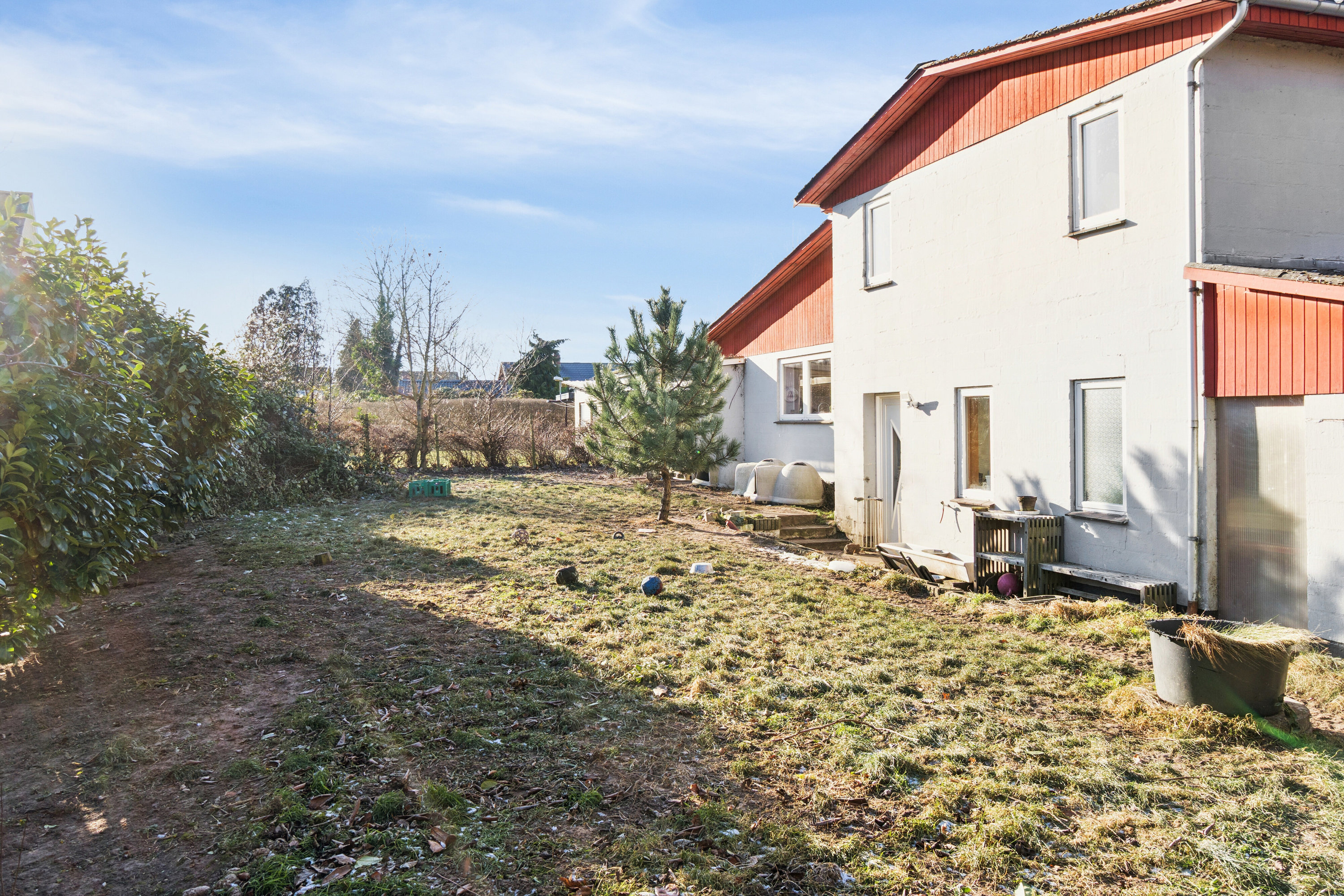Fremhævet set fra haven billede i fuldskærmstilstand. Billede af Skolevænget 42, 4470 Svebølle