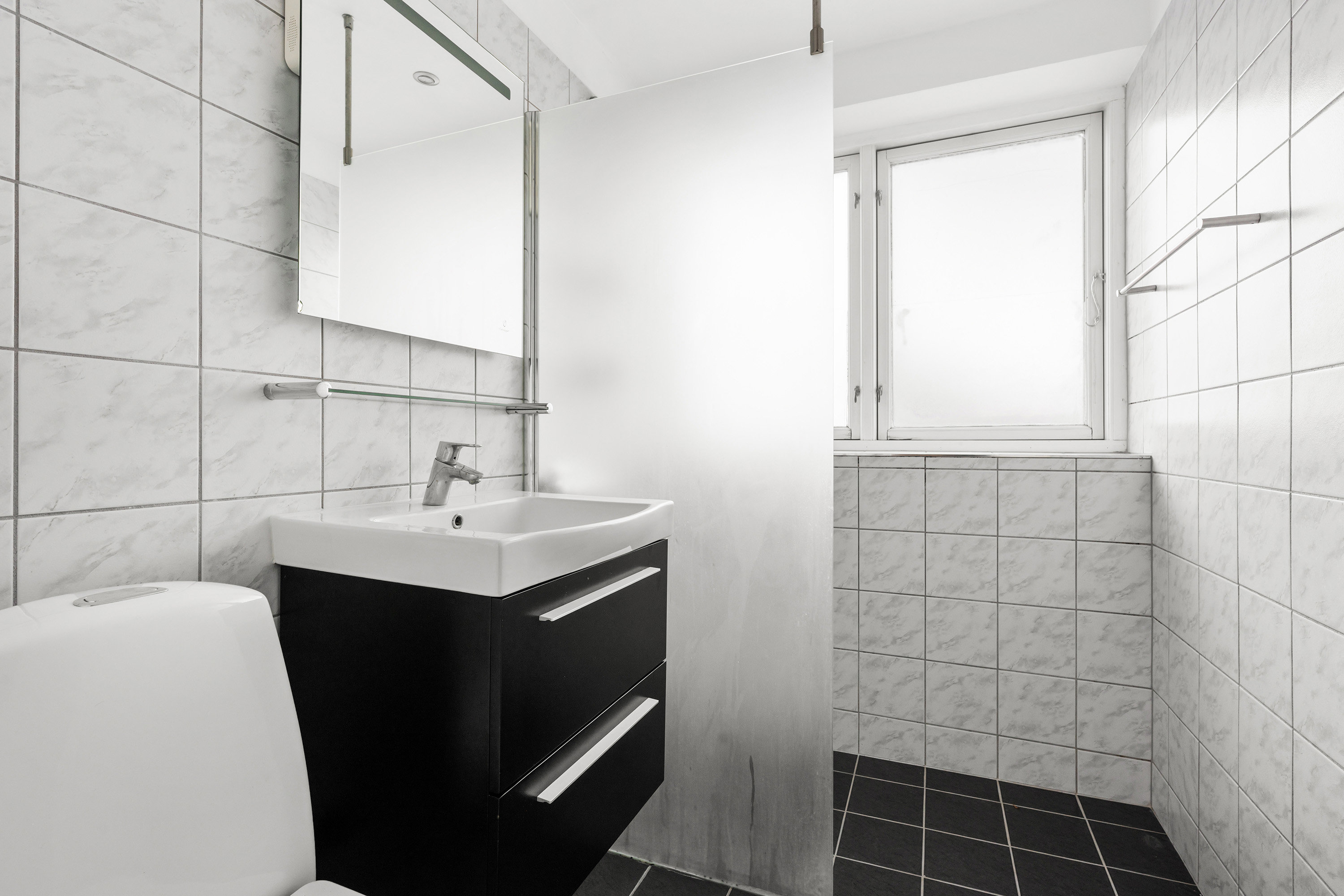 Fremhævet badeværelse billede i fuldskærmstilstand. Billede af Kongevejen 339B, 1. 1., 2840 Holte