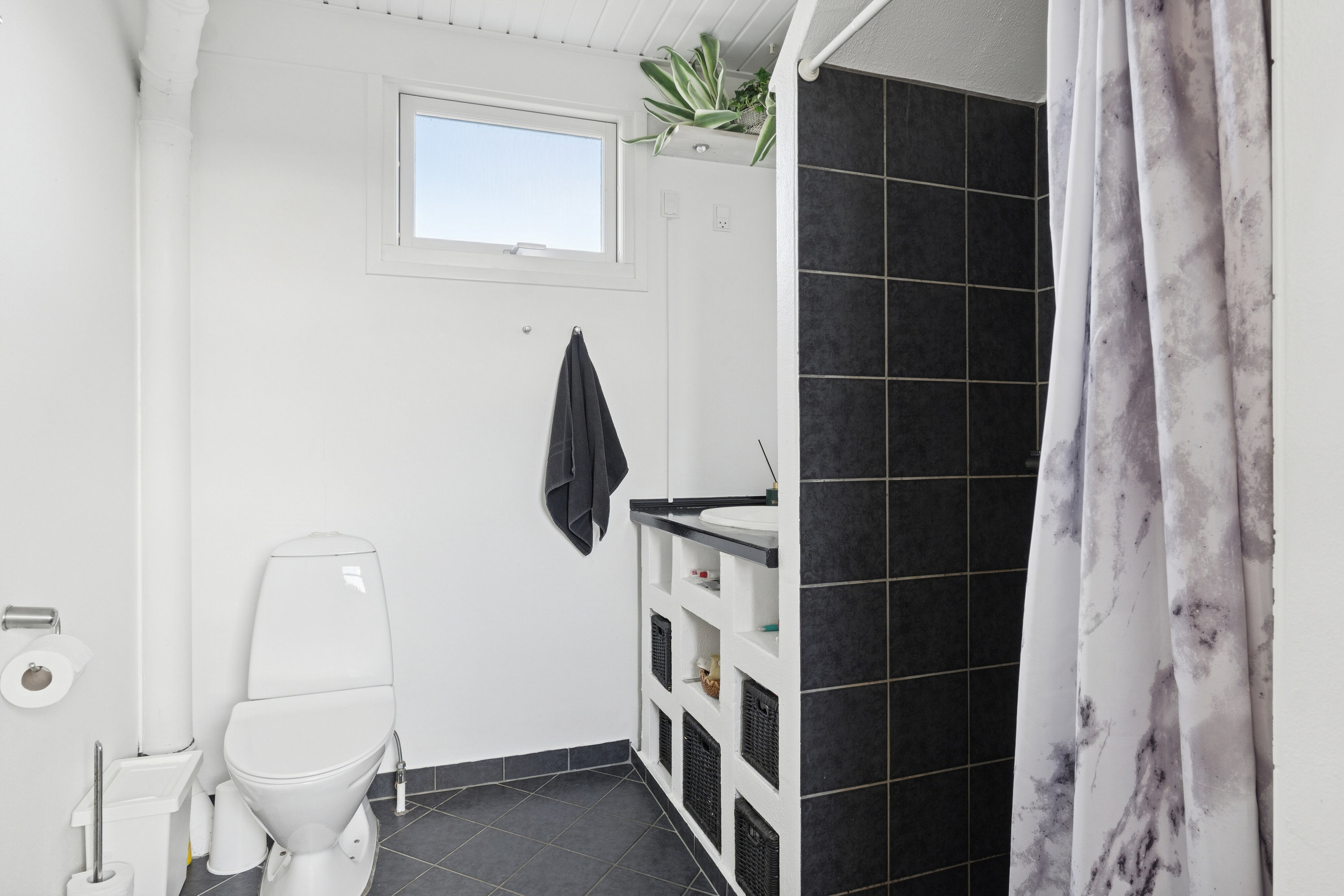 Fremhævet badeværelse billede i fuldskærmstilstand. Billede af Ingersvej 14, 9800 Hjørring