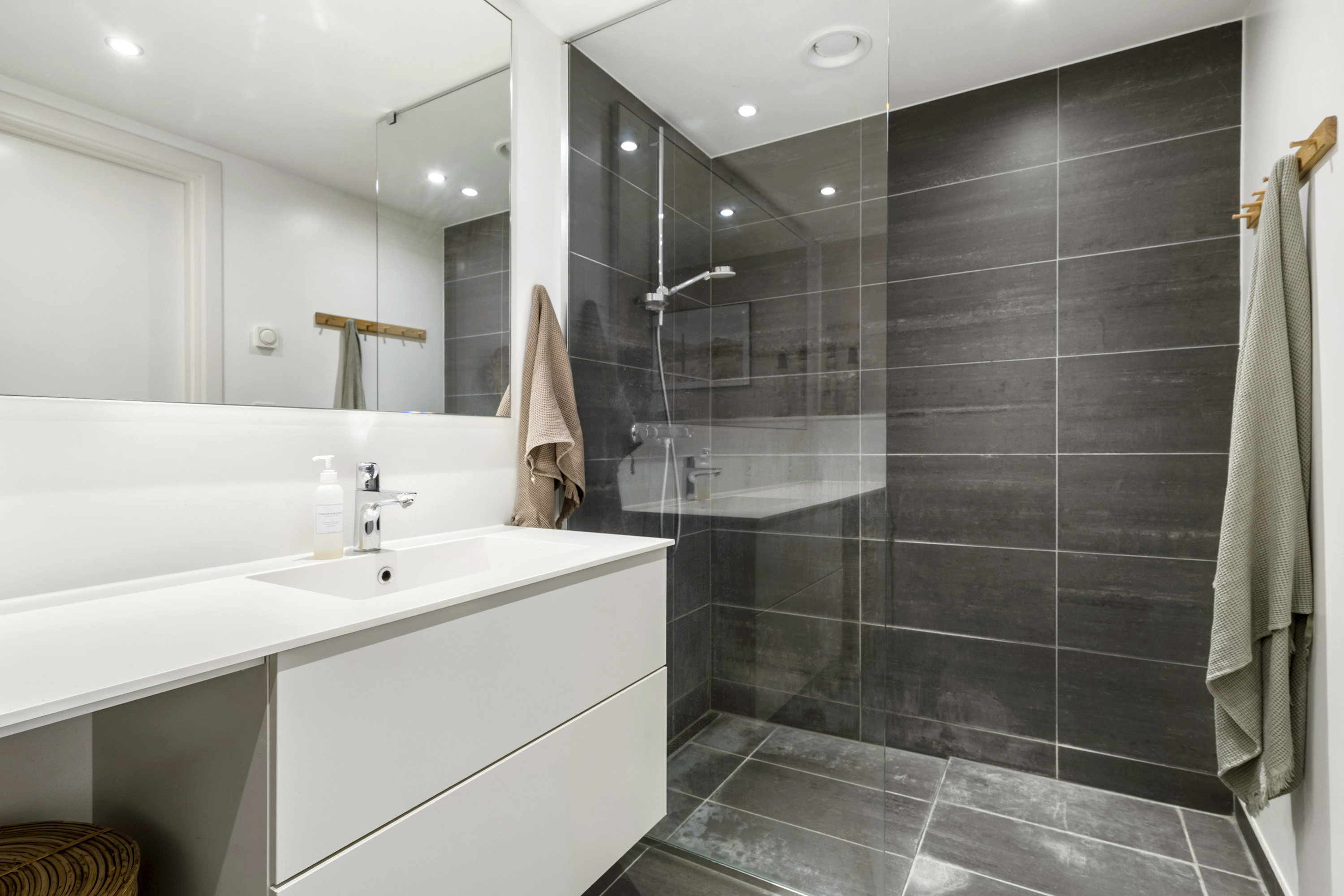 Fremhævet badeværelse billede i fuldskærmstilstand. Billede af Ralphs Vænge 19, 2950 Vedbæk