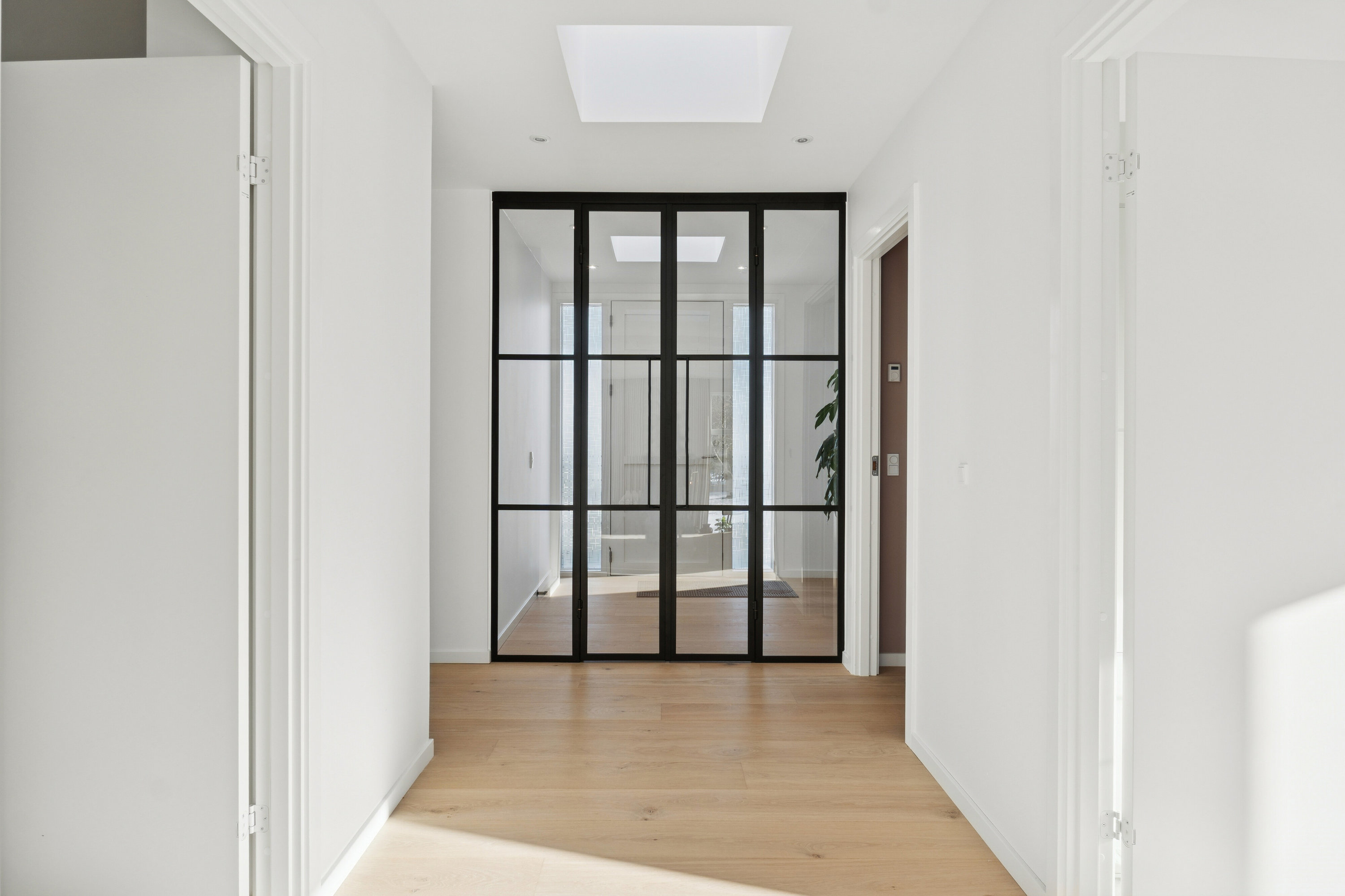 Fremhævet hall billede i fuldskærmstilstand. Billede af Vinkelvænget 11, 2610 Rødovre