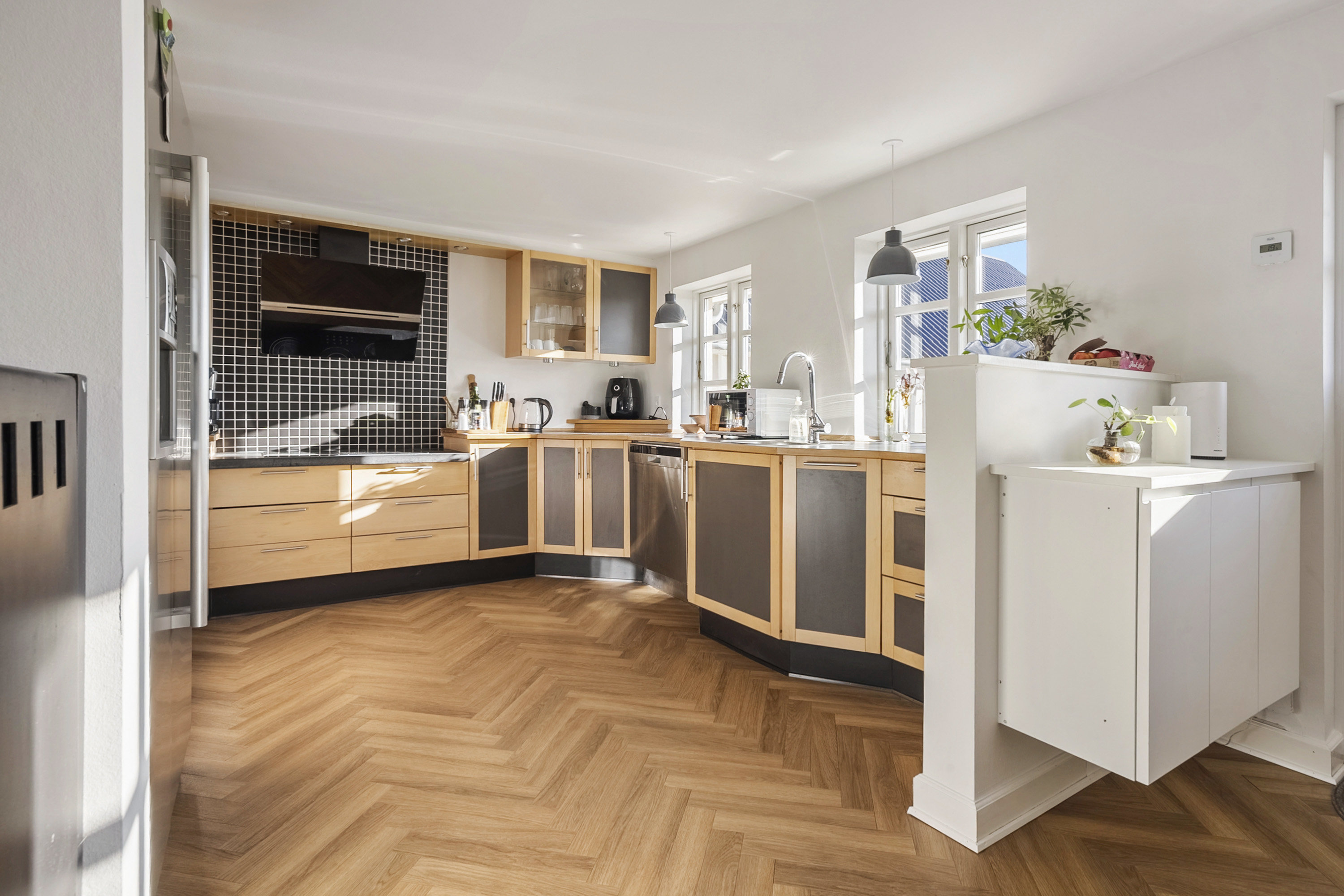 Fremhævet køkken billede i fuldskærmstilstand. Billede af Kirkedalsvej 1, Rårup, 7130 Juelsminde