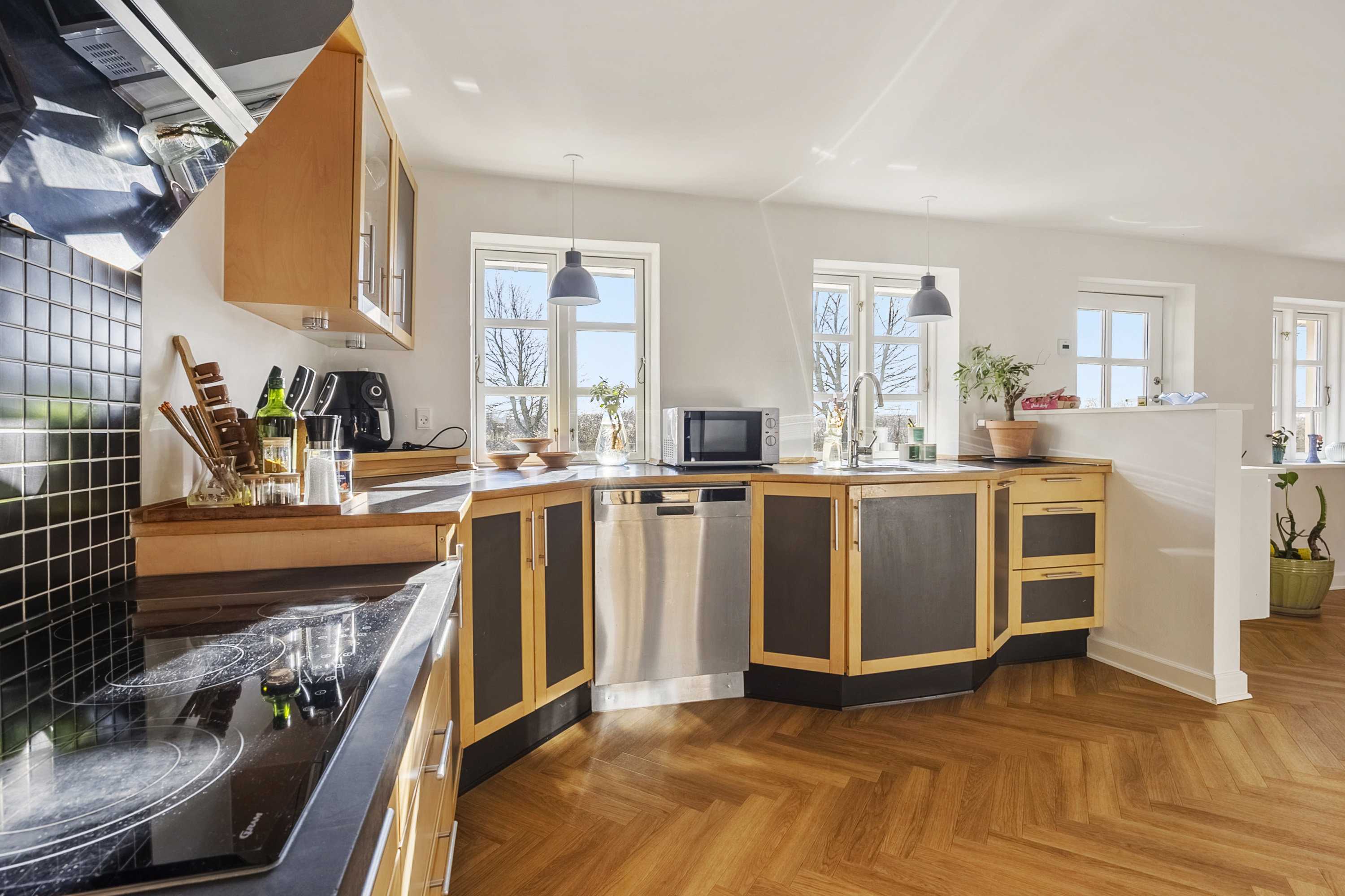Fremhævet køkken billede i fuldskærmstilstand. Billede af Kirkedalsvej 1, Rårup, 7130 Juelsminde
