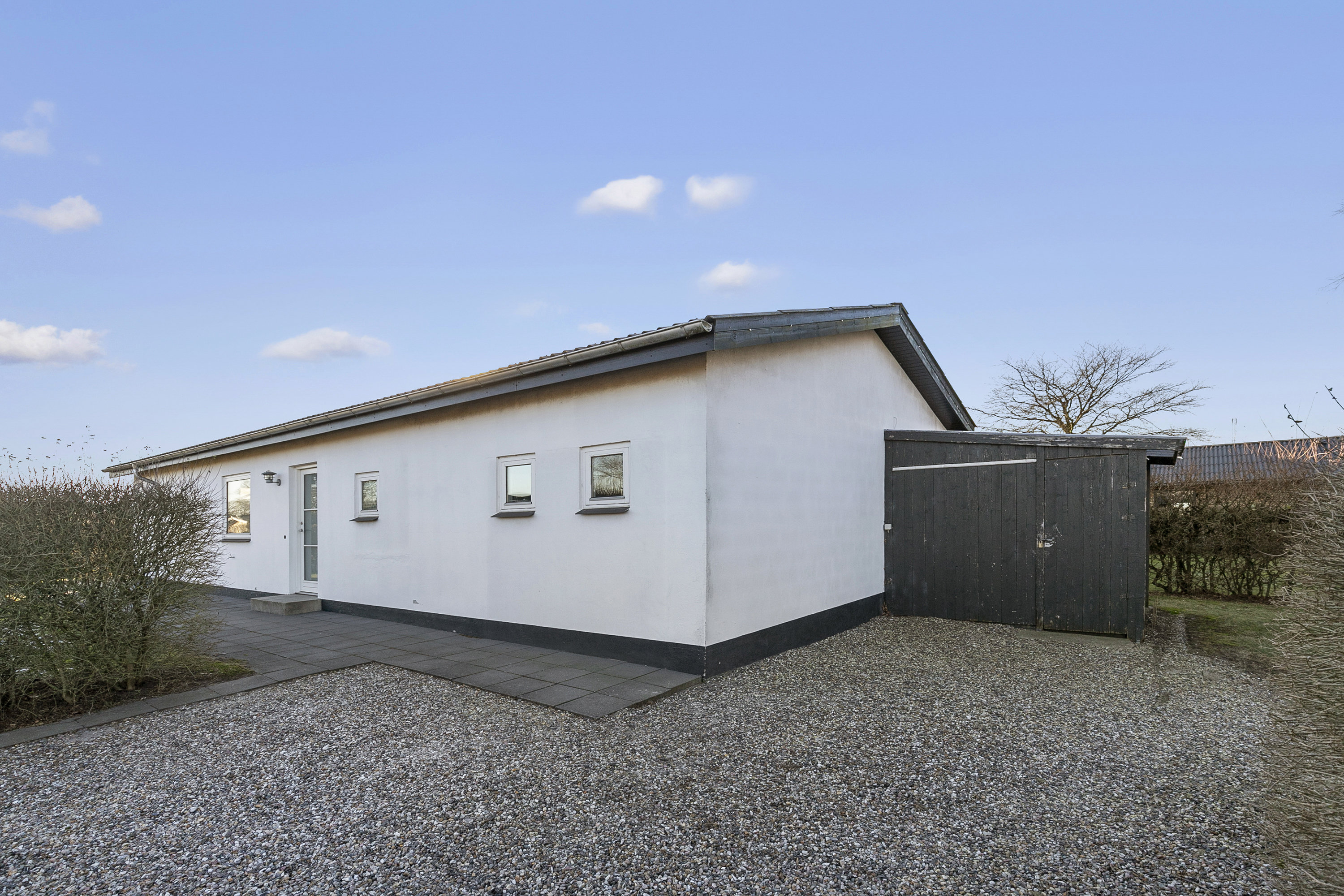 Fremhævet facade billede i fuldskærmstilstand. Billede af Lindevej 15, 9620 Aalestrup