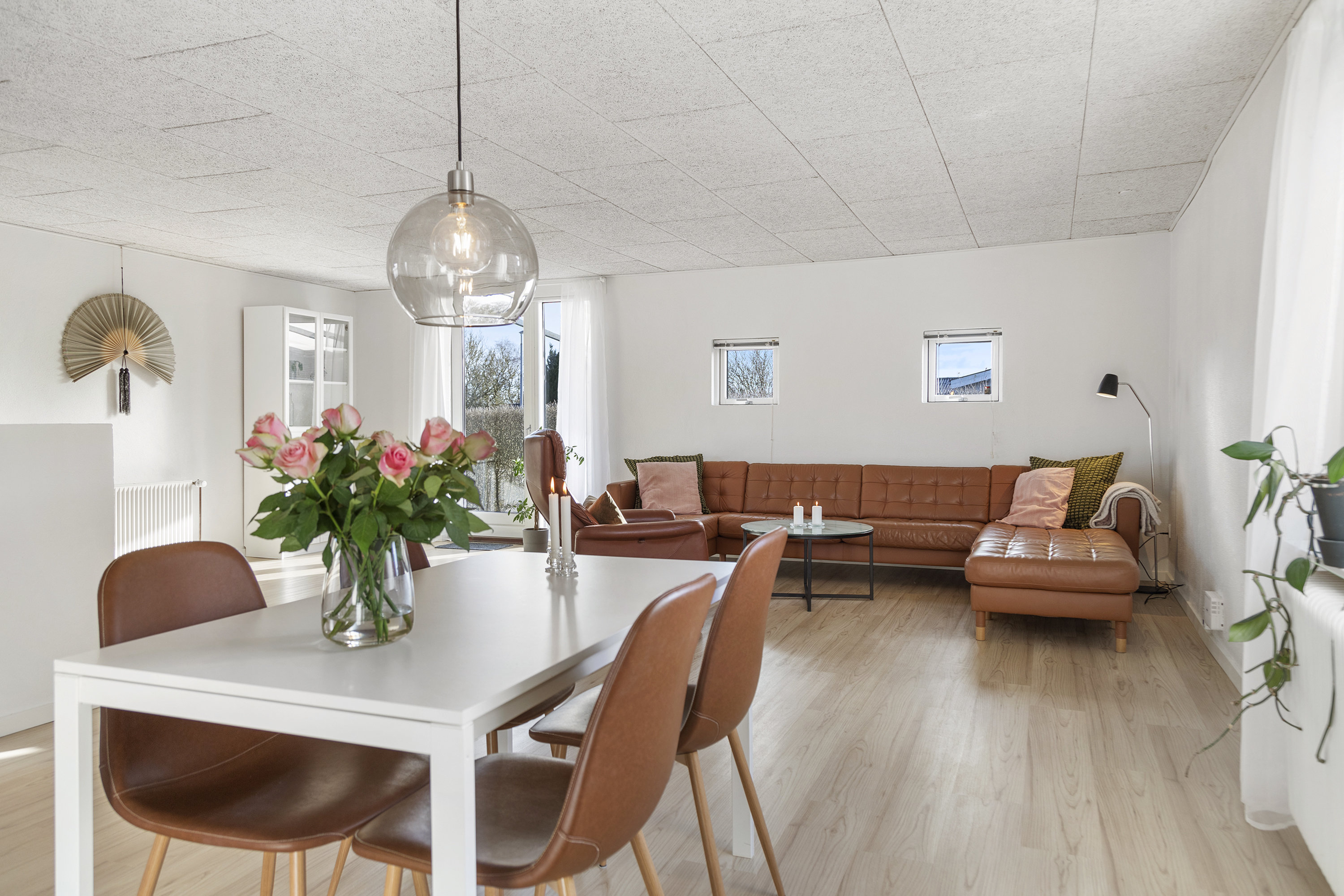 Fremhævet stue billede i fuldskærmstilstand. Billede af Lindevej 15, 9620 Aalestrup