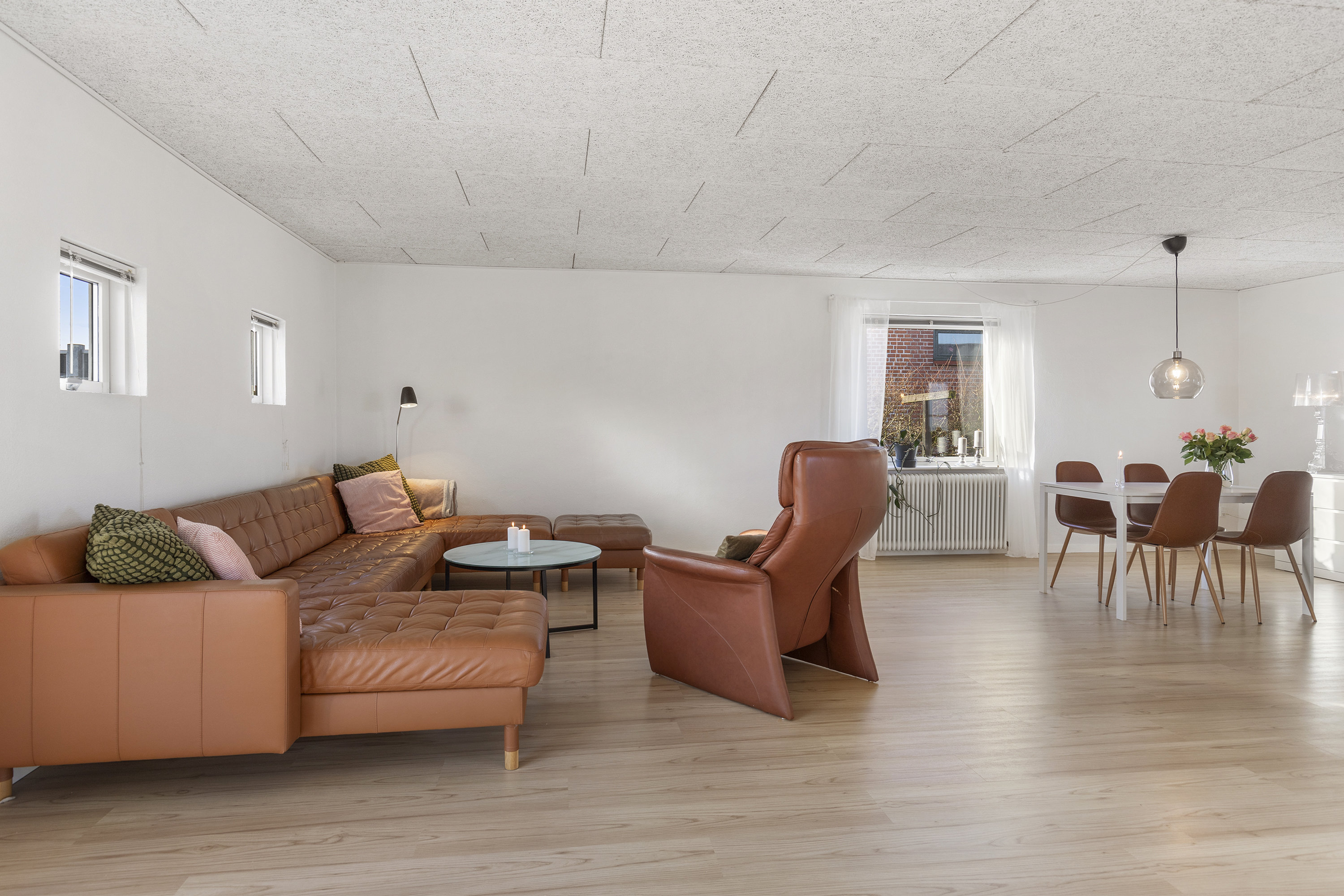 Fremhævet stue billede i fuldskærmstilstand. Billede af Lindevej 15, 9620 Aalestrup