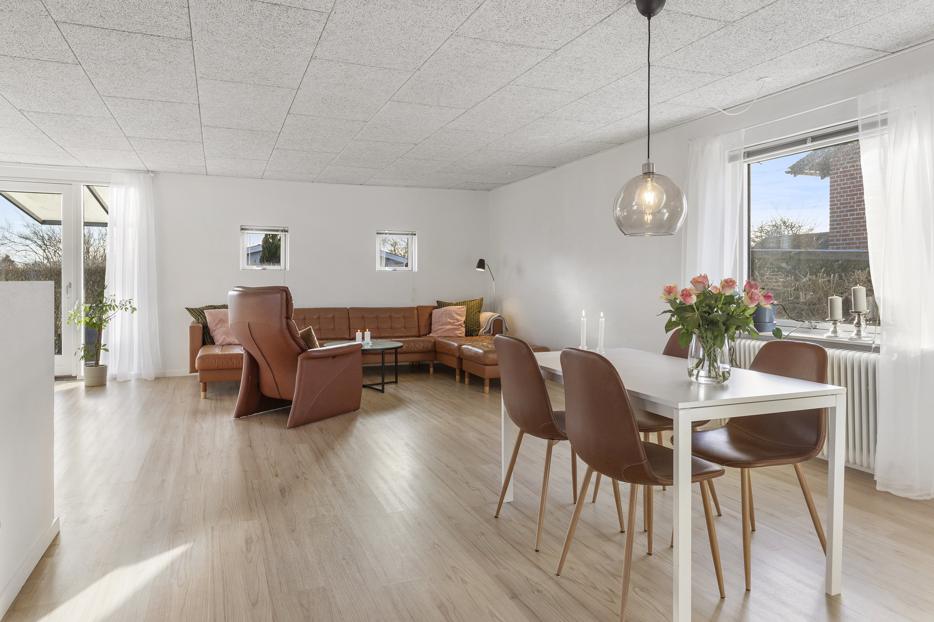 Fremhævet stue billede i fuldskærmstilstand. Billede af Lindevej 15, 9620 Aalestrup