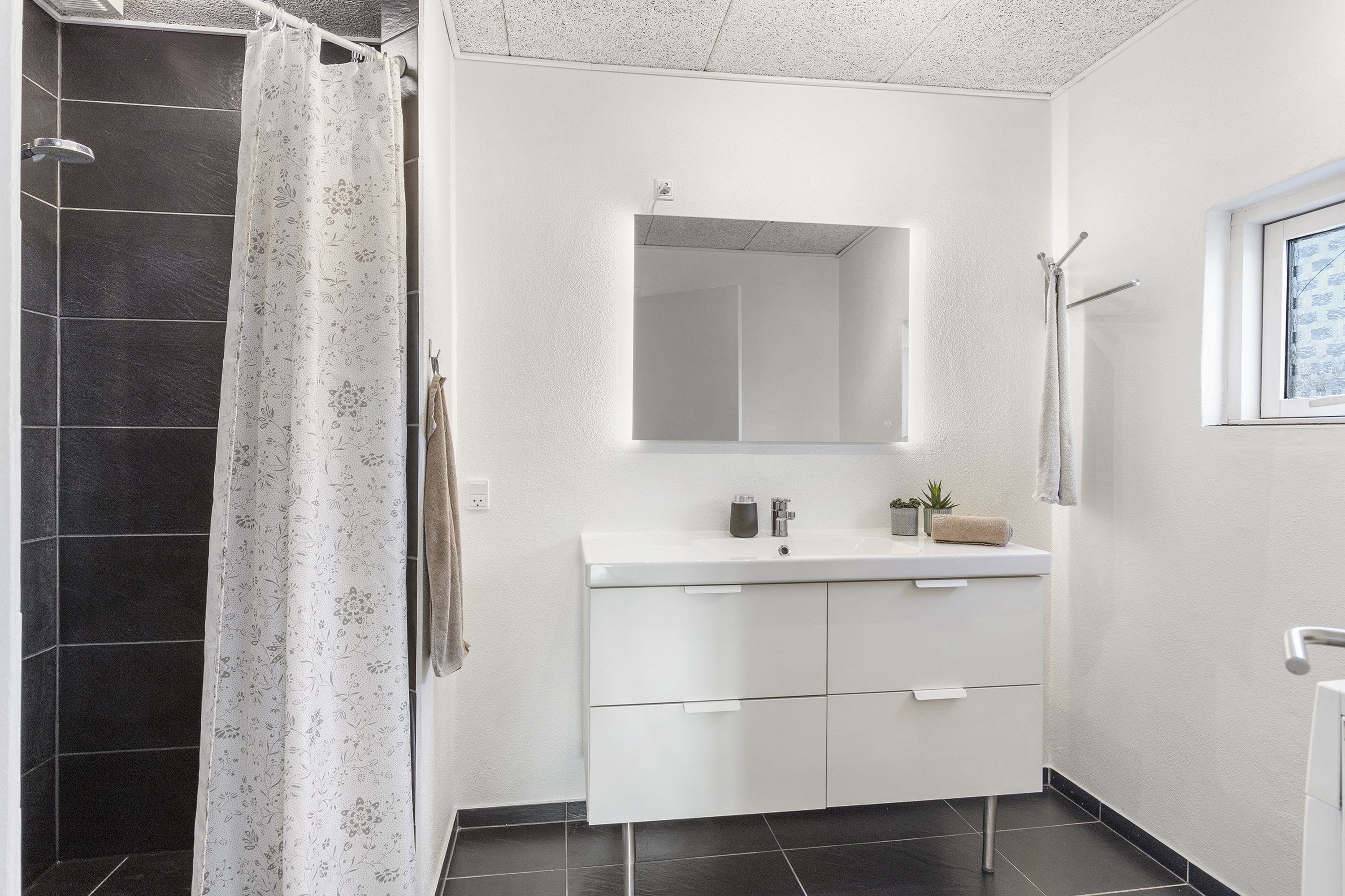 Fremhævet badeværelse billede i fuldskærmstilstand. Billede af Lindevej 15, 9620 Aalestrup