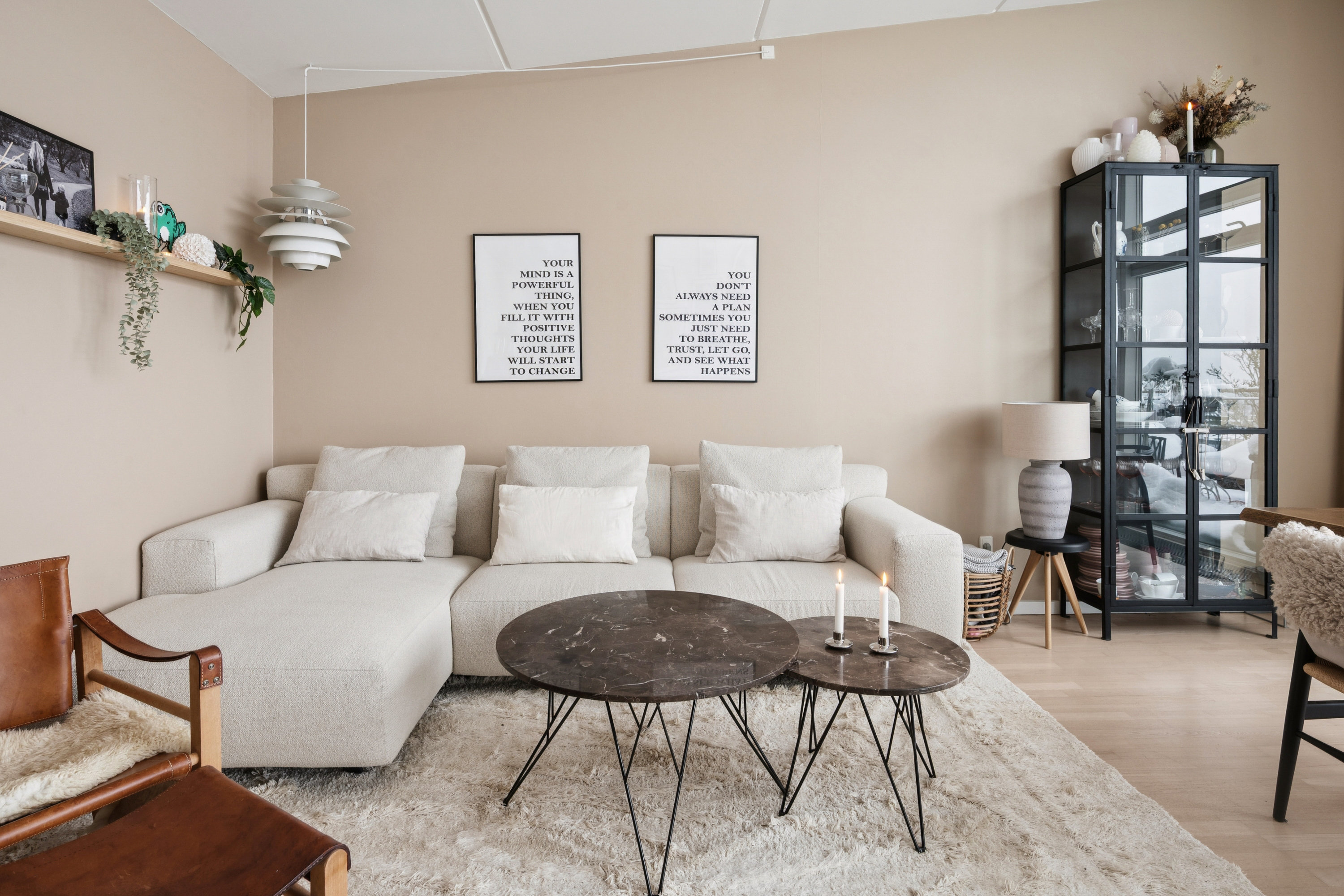 Fremhævet stue billede i fuldskærmstilstand. Billede af Elgårdsminde 109, 4. th., Søften, 8382 Hinnerup