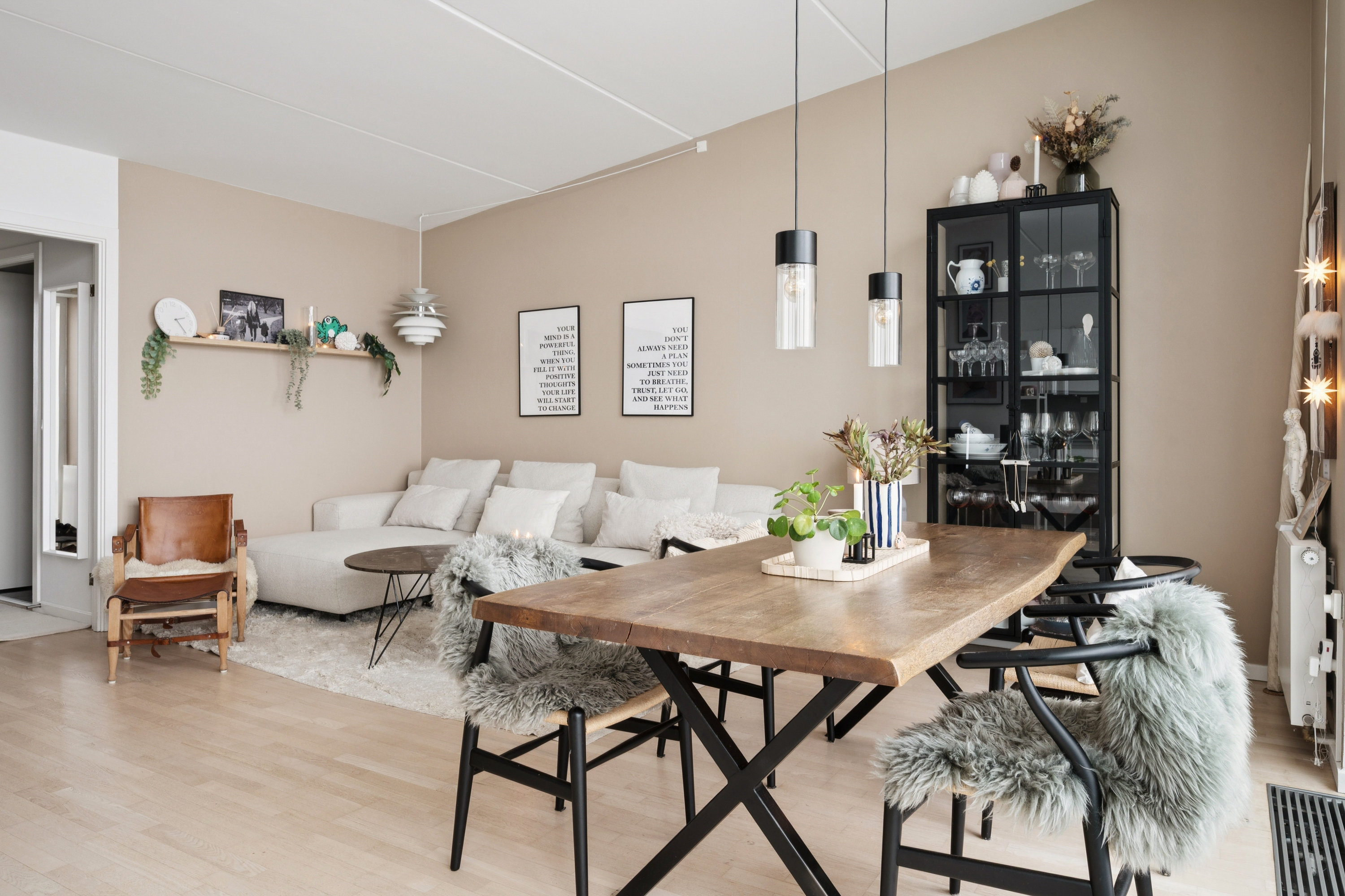 Fremhævet stue billede i fuldskærmstilstand. Billede af Elgårdsminde 109, 4. th., Søften, 8382 Hinnerup