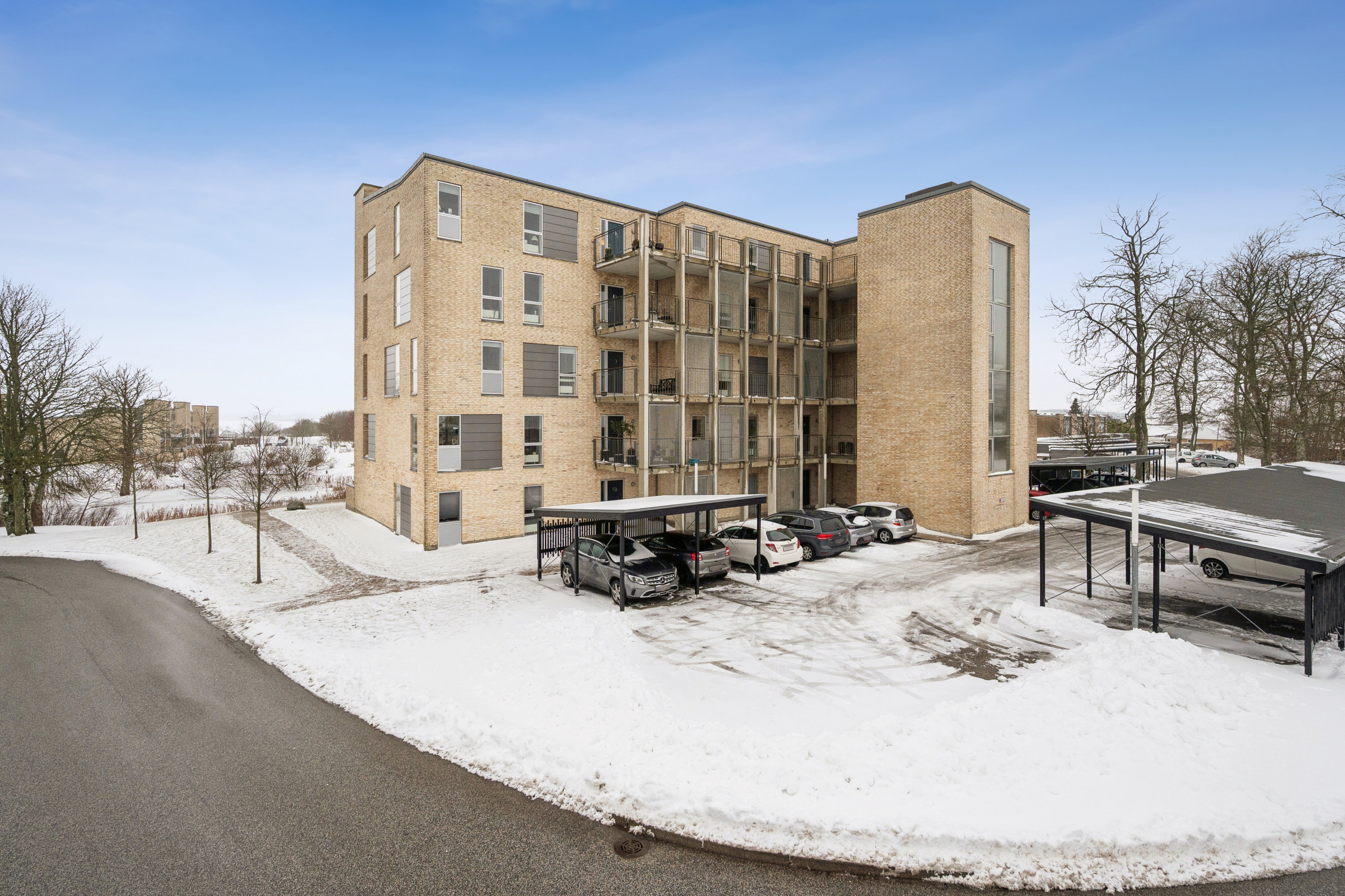 Fremhævet carport billede i fuldskærmstilstand. Billede af Elgårdsminde 109, 4. th., Søften, 8382 Hinnerup