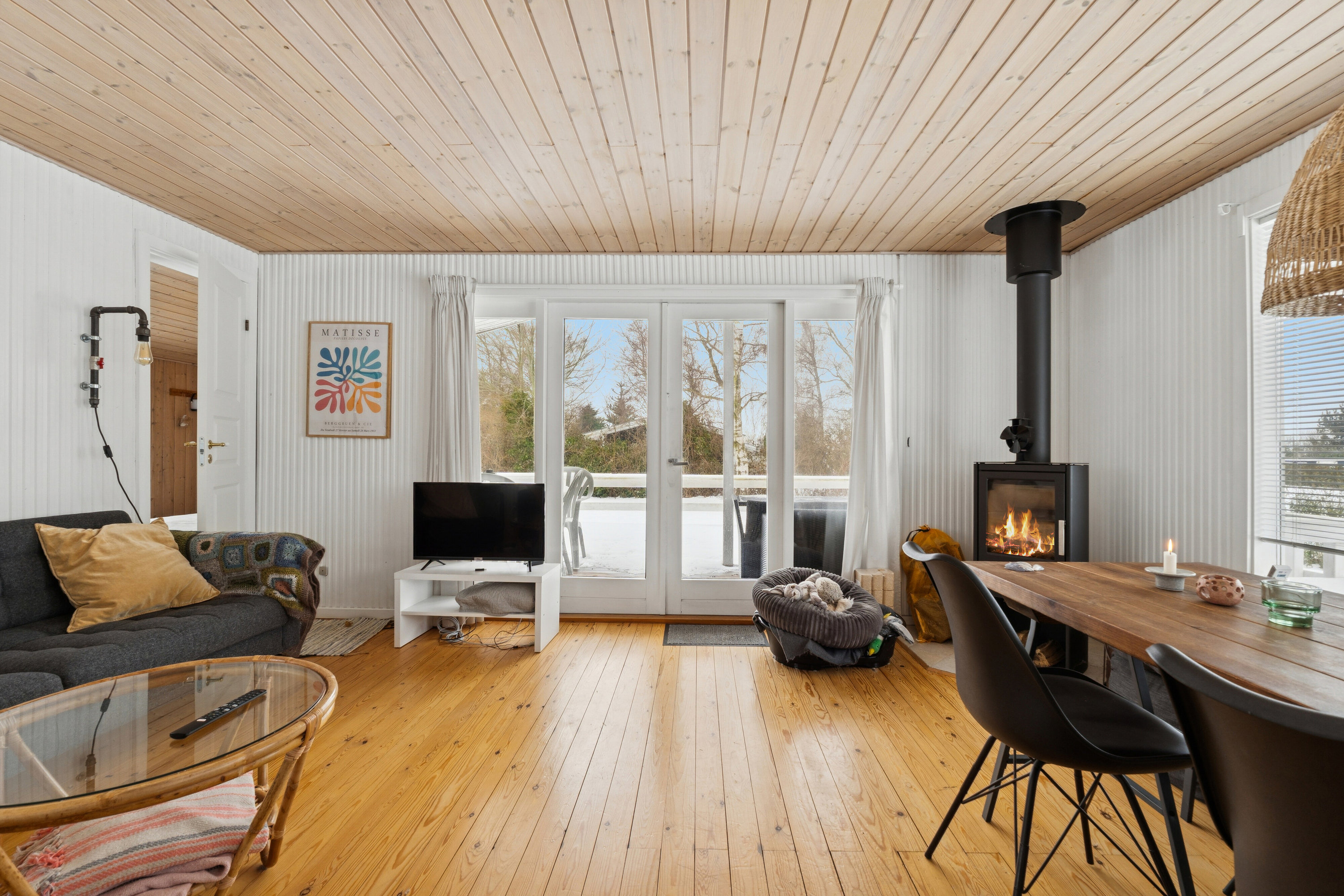 Fremhævet stue billede i fuldskærmstilstand. Billede af Hybenrosevej 2, Tåsinge, 5700 Svendborg