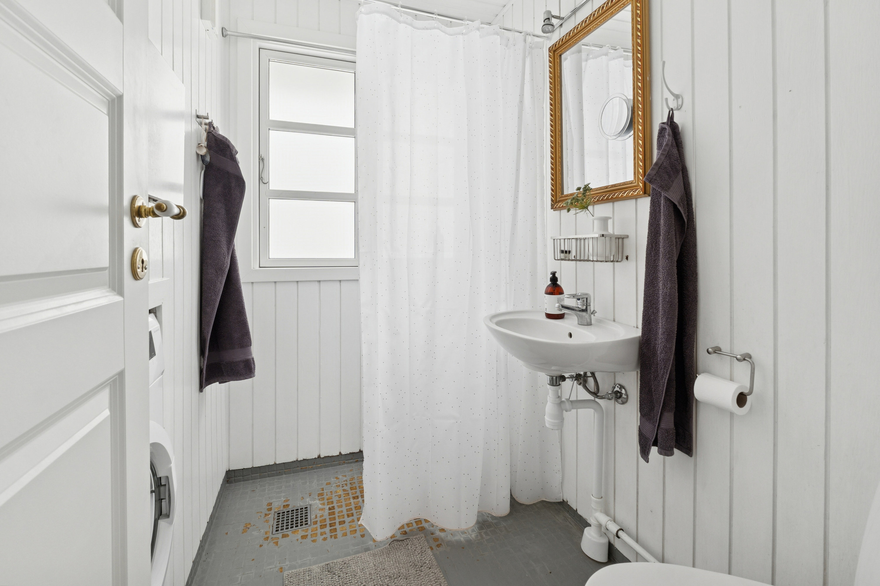 Fremhævet badeværelse billede i fuldskærmstilstand. Billede af Hybenrosevej 2, Tåsinge, 5700 Svendborg