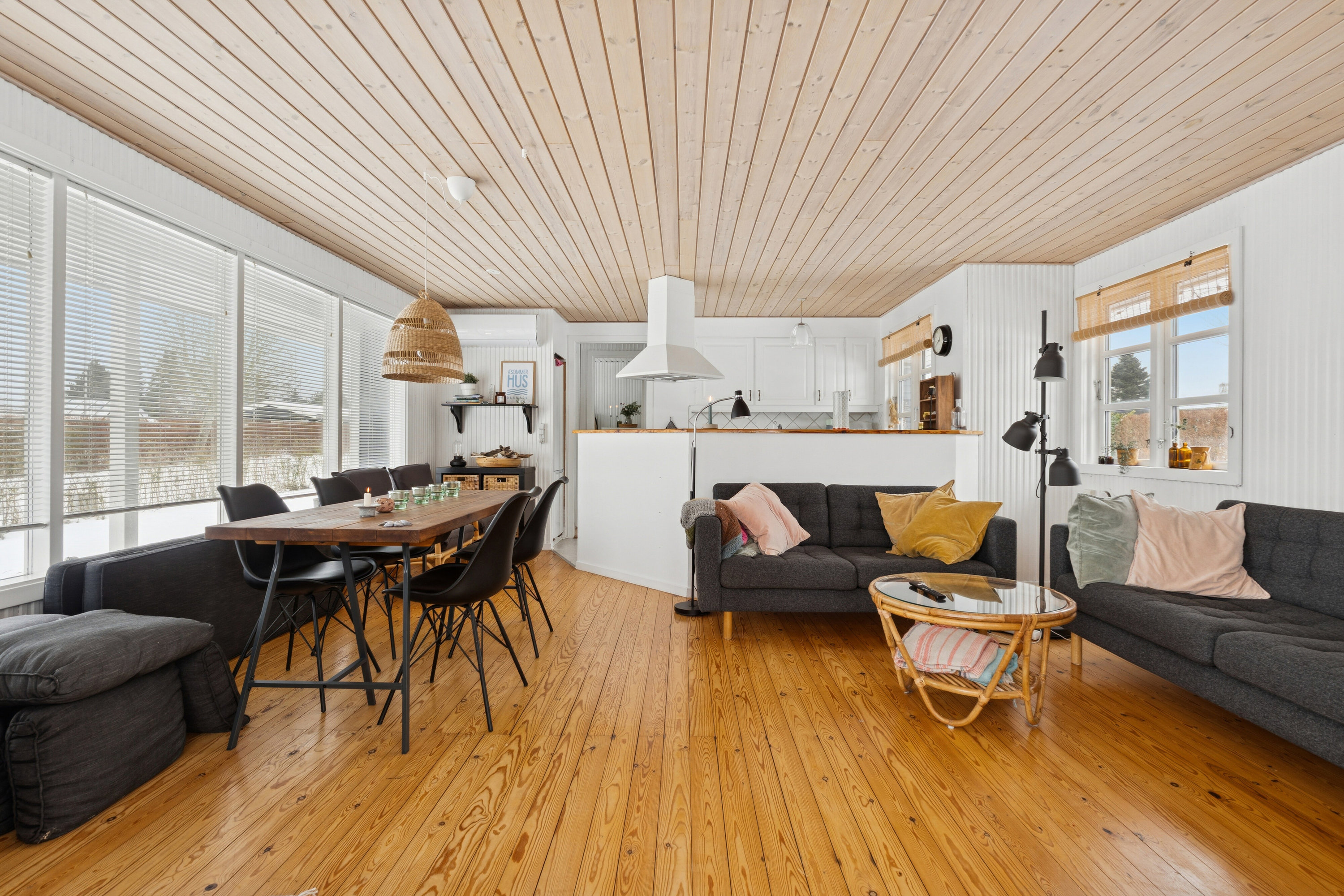 Fremhævet stue billede i fuldskærmstilstand. Billede af Hybenrosevej 2, Tåsinge, 5700 Svendborg