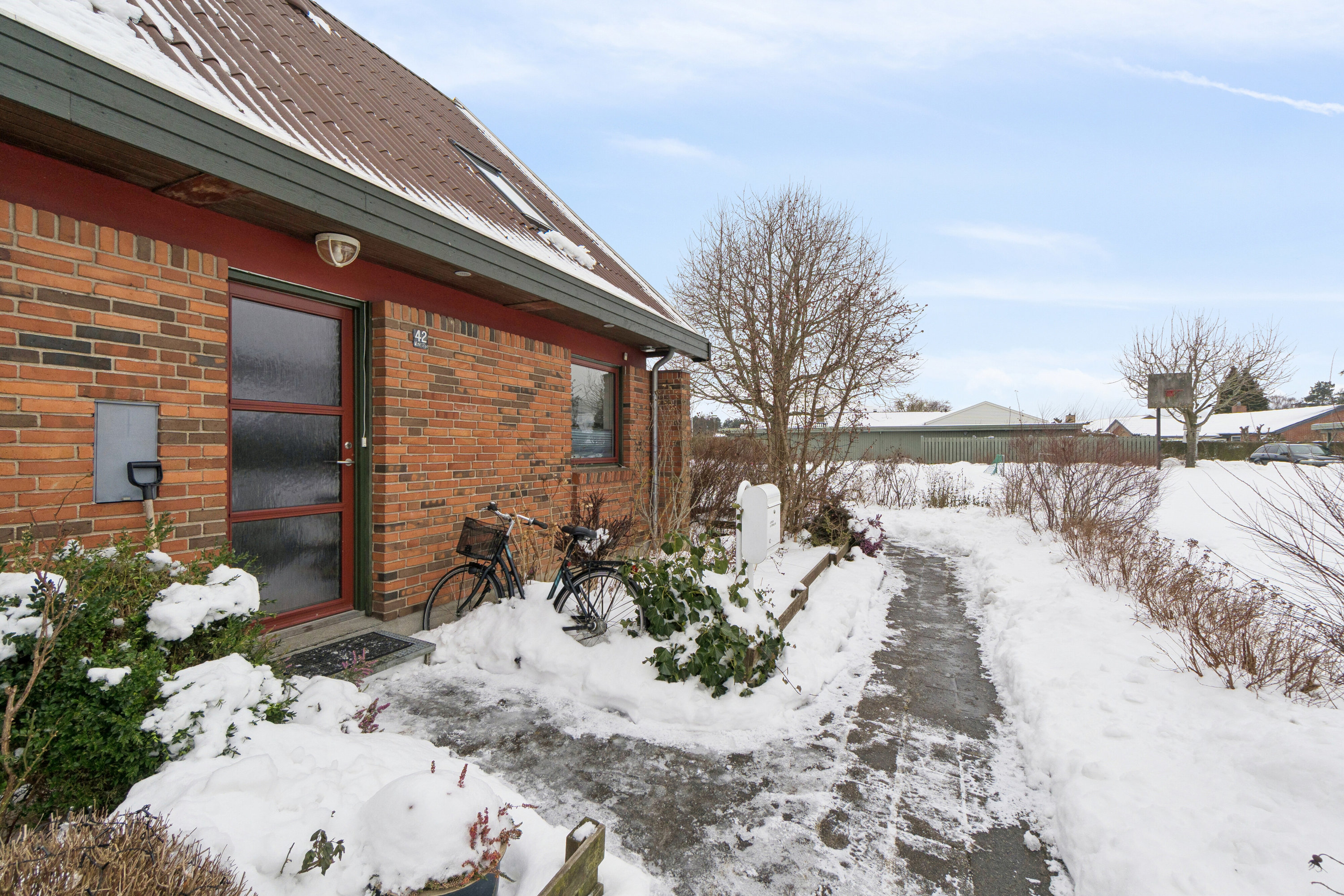 Fremhævet set fra vejen billede i fuldskærmstilstand. Billede af Enghøjparken 42, 2650 Hvidovre