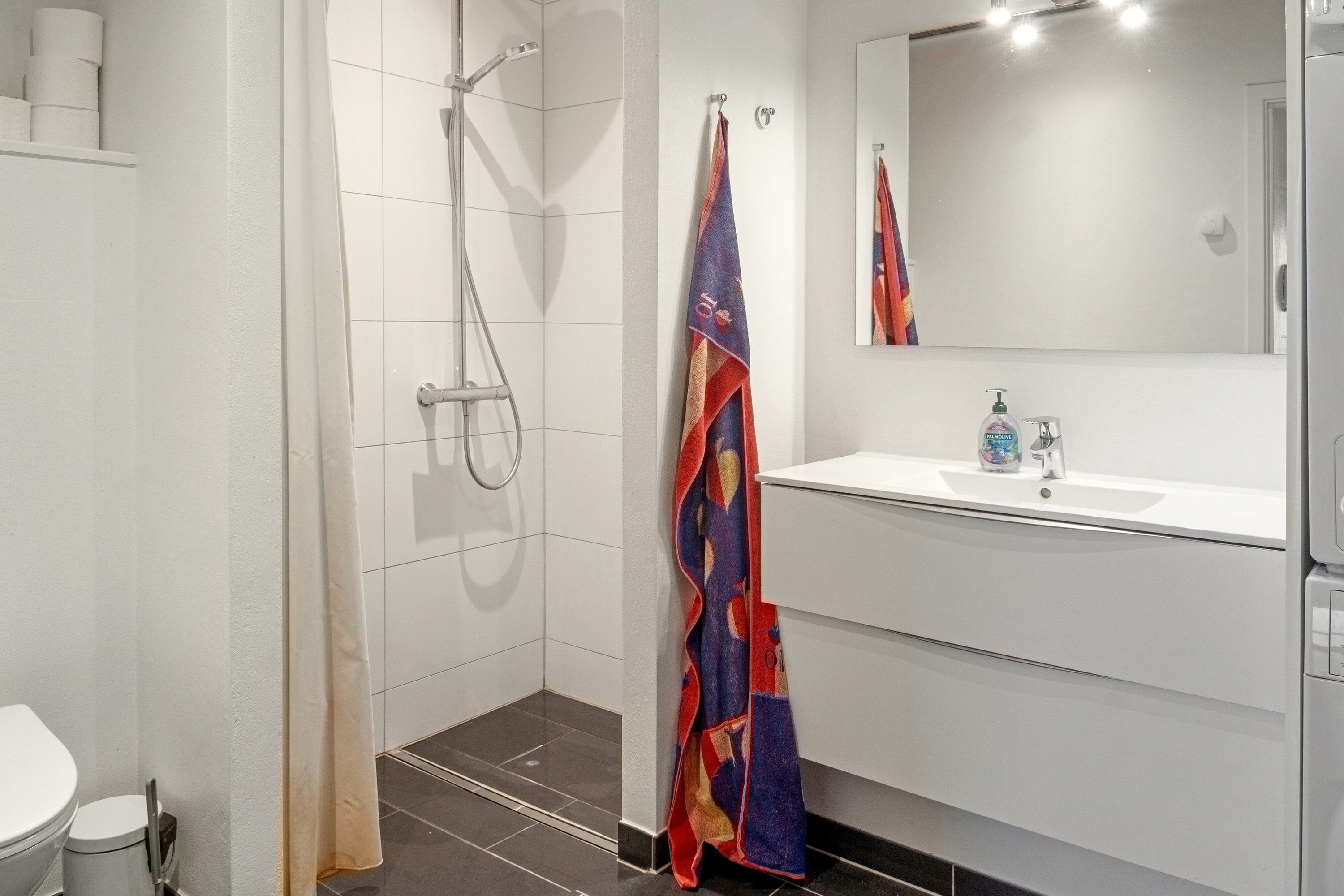 Fremhævet badeværelse billede i fuldskærmstilstand. Billede af Klokkeskovvej 15N, Stavtrup, 8260 Viby J