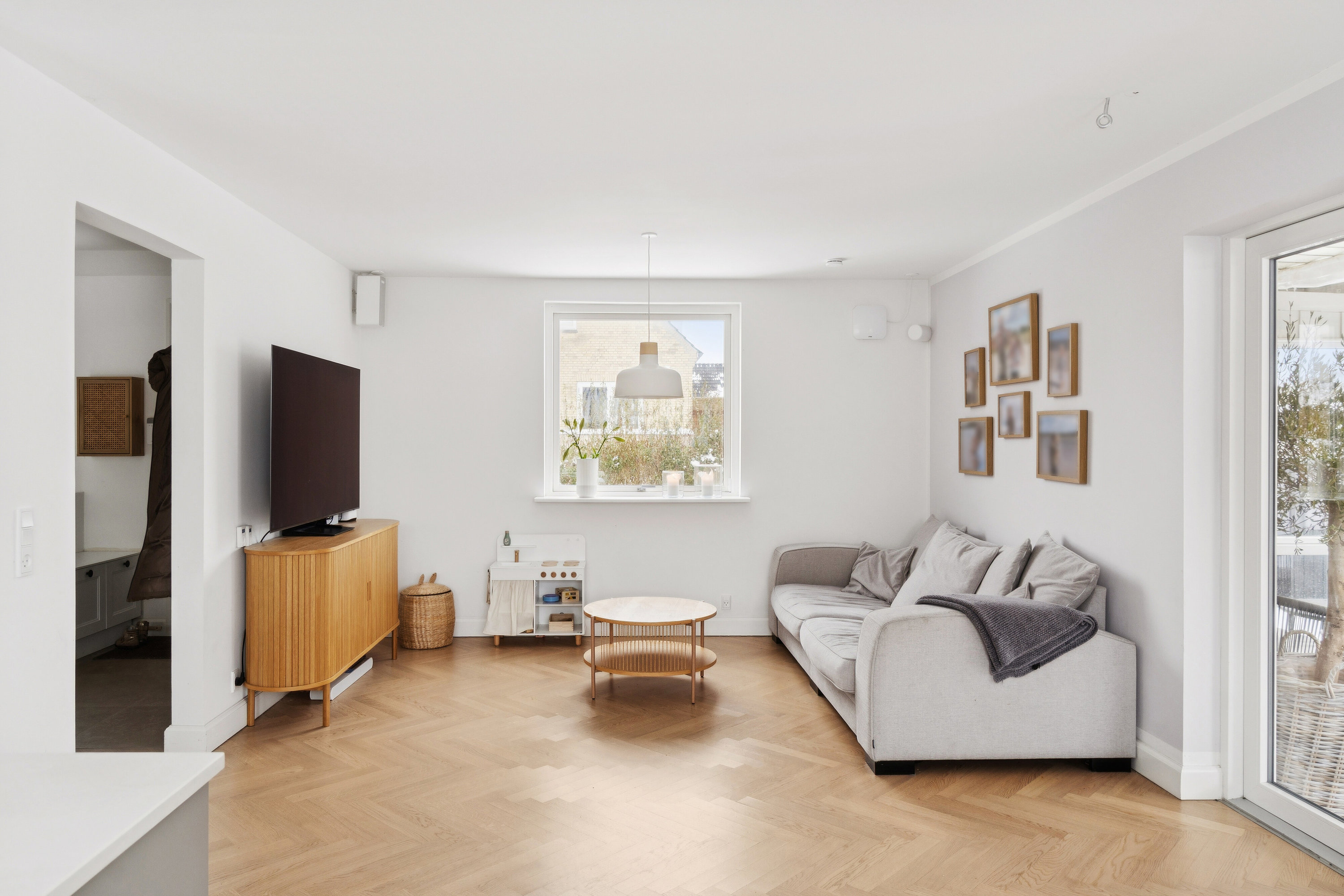 Fremhævet stue billede i fuldskærmstilstand. Billede af Christoffers Alle 54, 2800 Kongens Lyngby