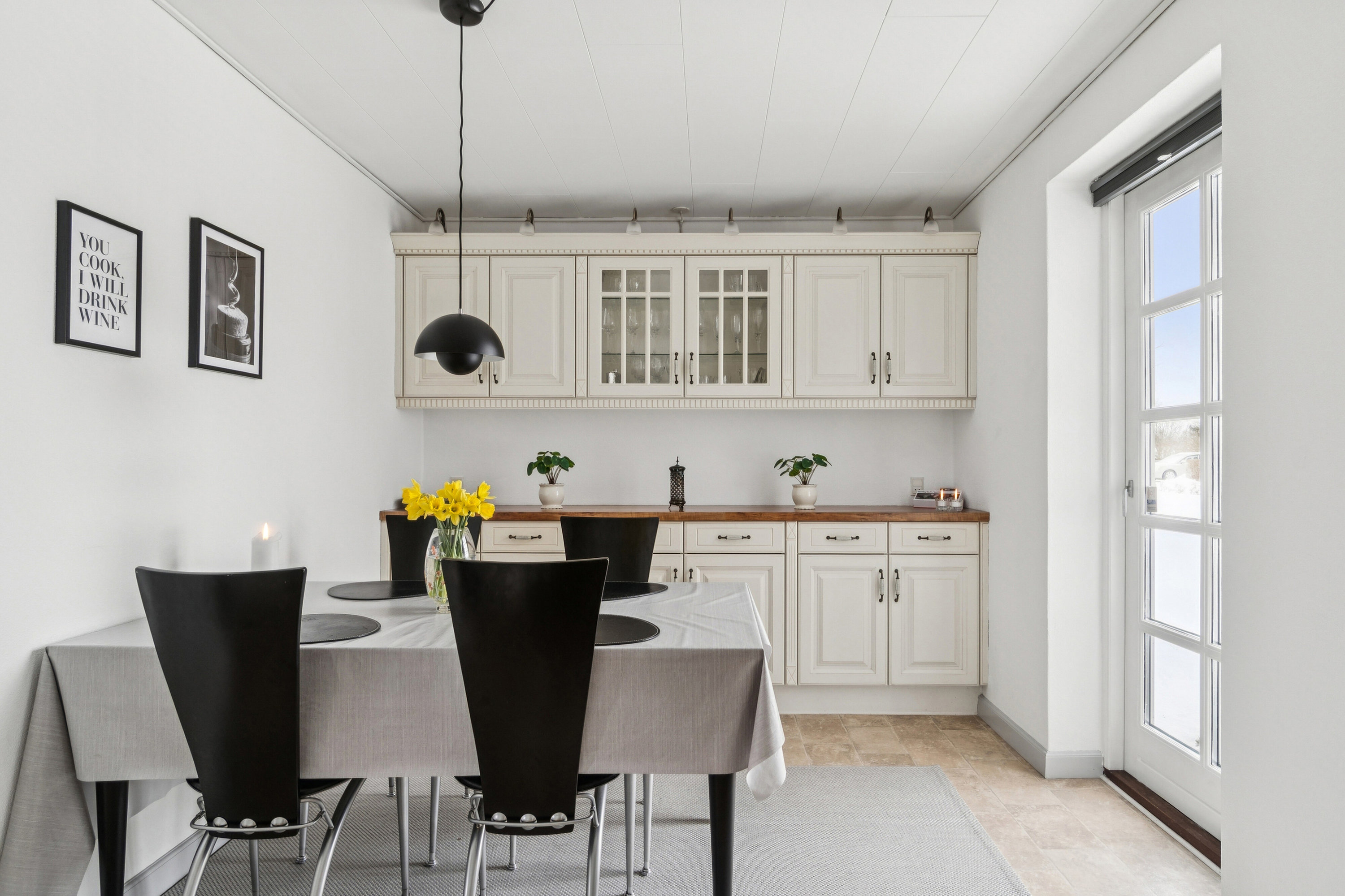 Fremhævet spisestue billede i fuldskærmstilstand. Billede af Damvej 1, 4750 Lundby