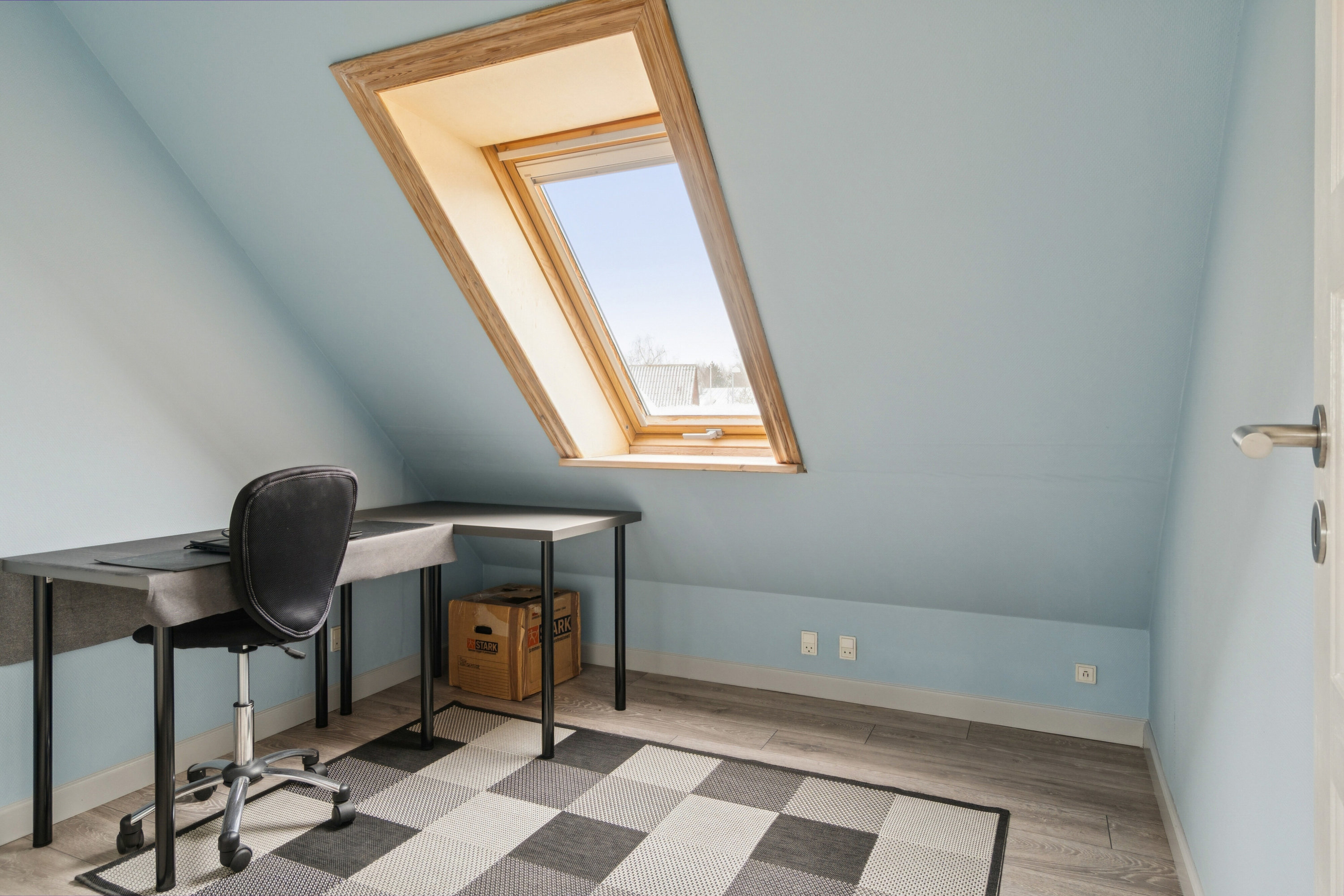 Fremhævet kontor billede i fuldskærmstilstand. Billede af Damvej 1, 4750 Lundby