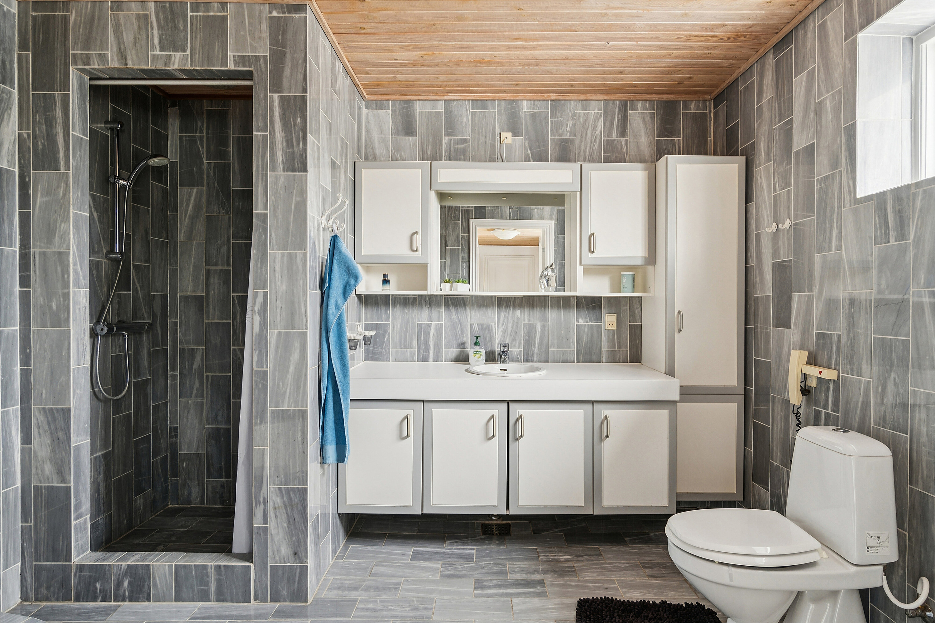 Fremhævet badeværelse billede i fuldskærmstilstand. Billede af Damvej 1, 4750 Lundby