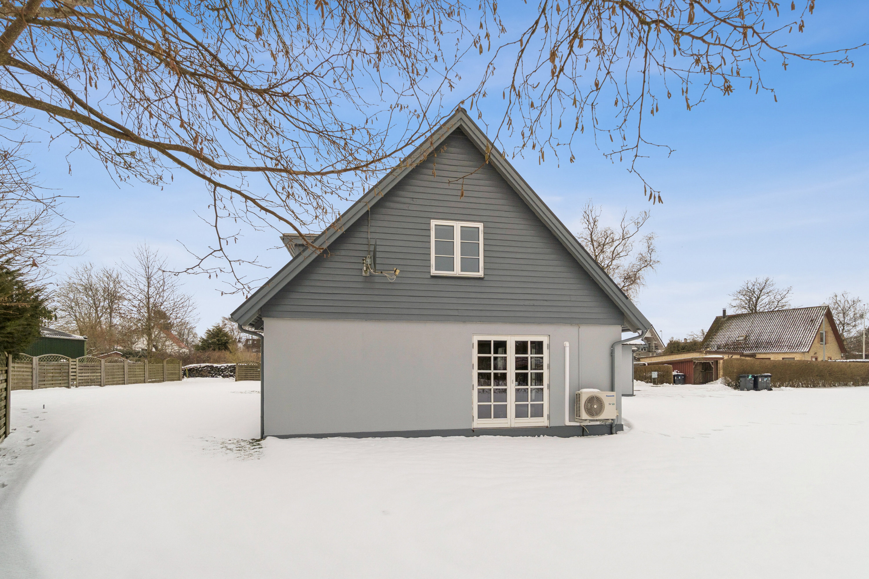 Fremhævet set fra haven billede i fuldskærmstilstand. Billede af Damvej 1, 4750 Lundby