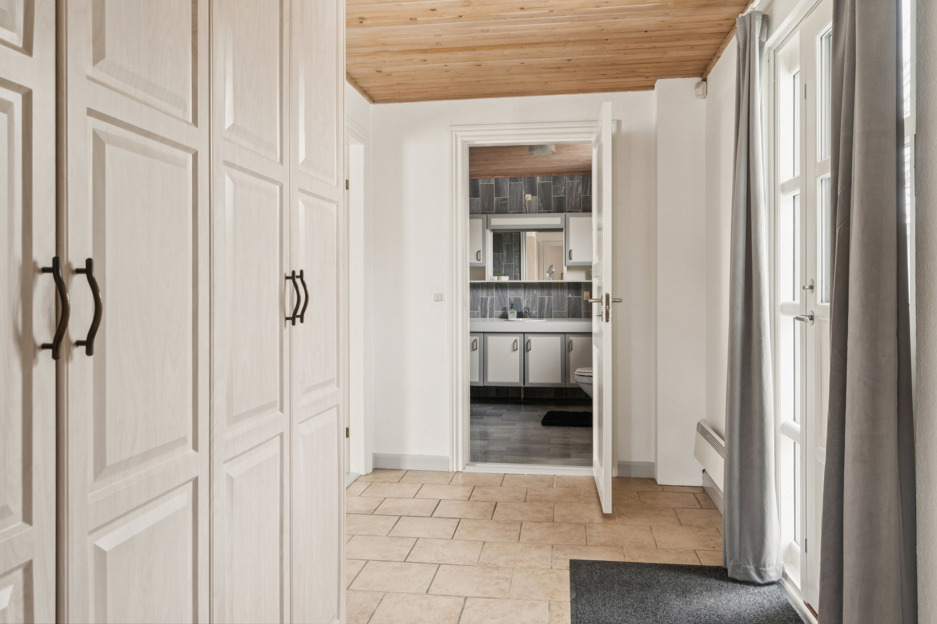 Fremhævet gang billede i fuldskærmstilstand. Billede af Damvej 1, 4750 Lundby