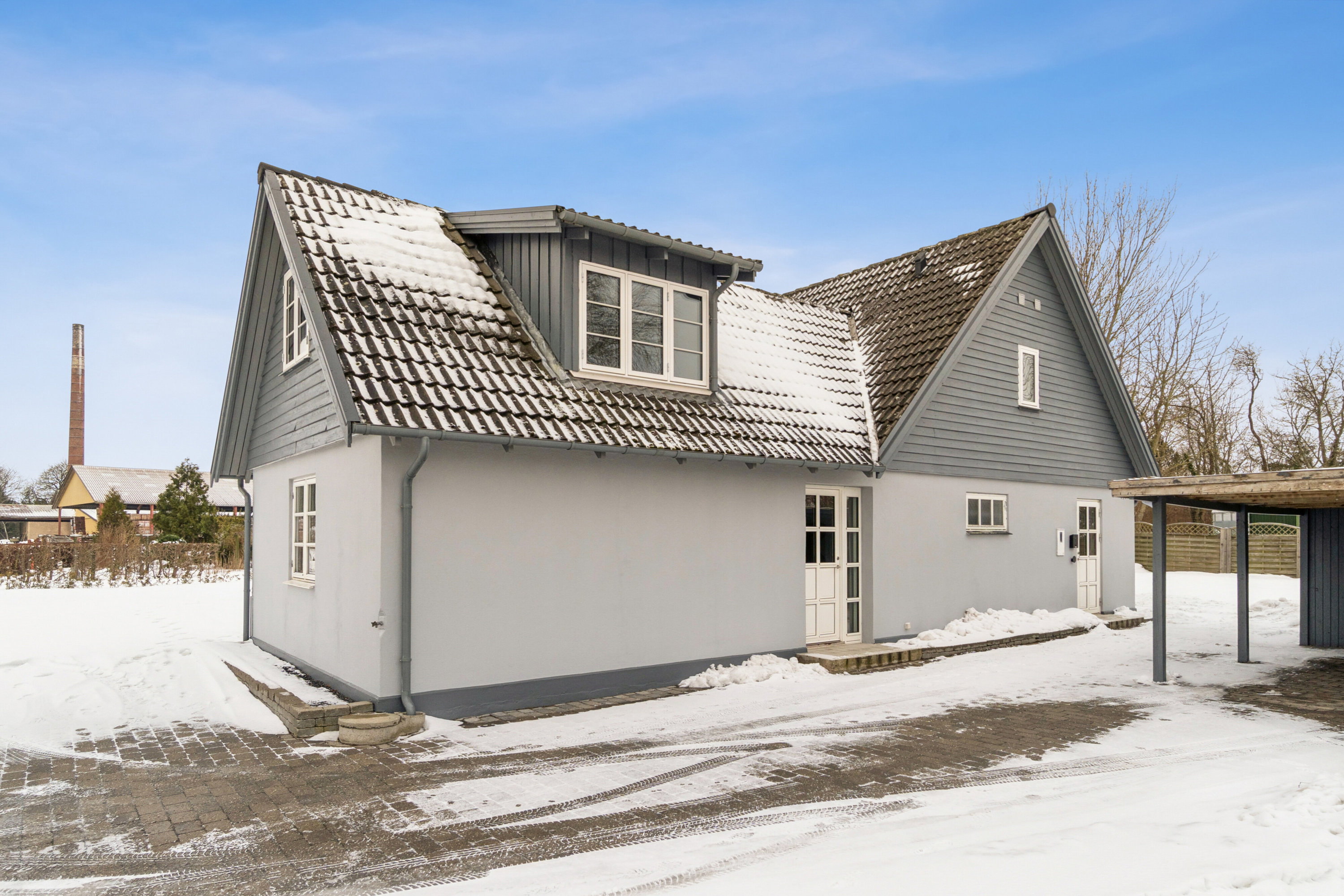 Fremhævet set fra haven billede i fuldskærmstilstand. Billede af Damvej 1, 4750 Lundby