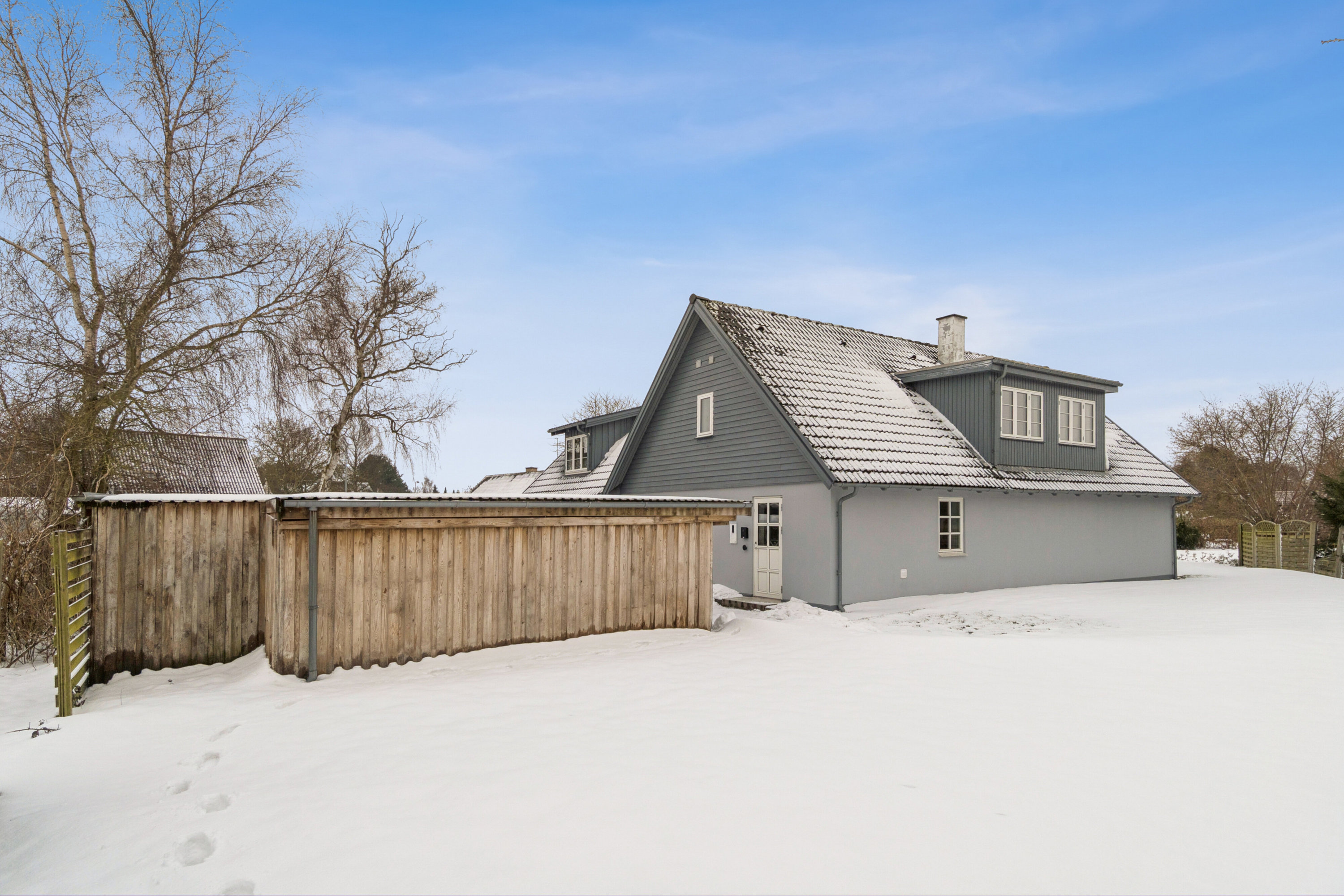 Fremhævet set fra haven billede i fuldskærmstilstand. Billede af Damvej 1, 4750 Lundby