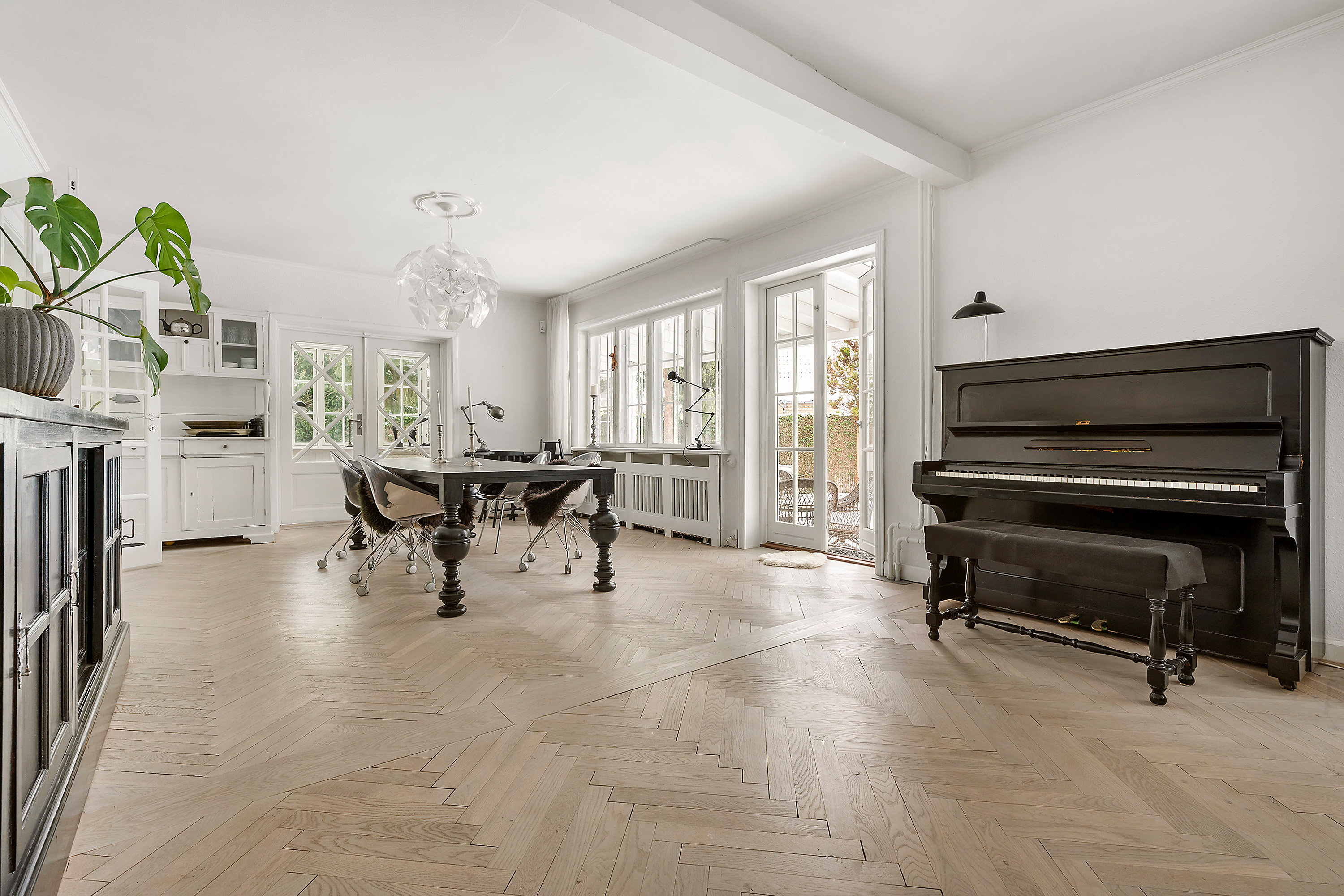 Fremhævet spisestue billede i fuldskærmstilstand. Billede af Hjortevangen 3, 2920 Charlottenlund