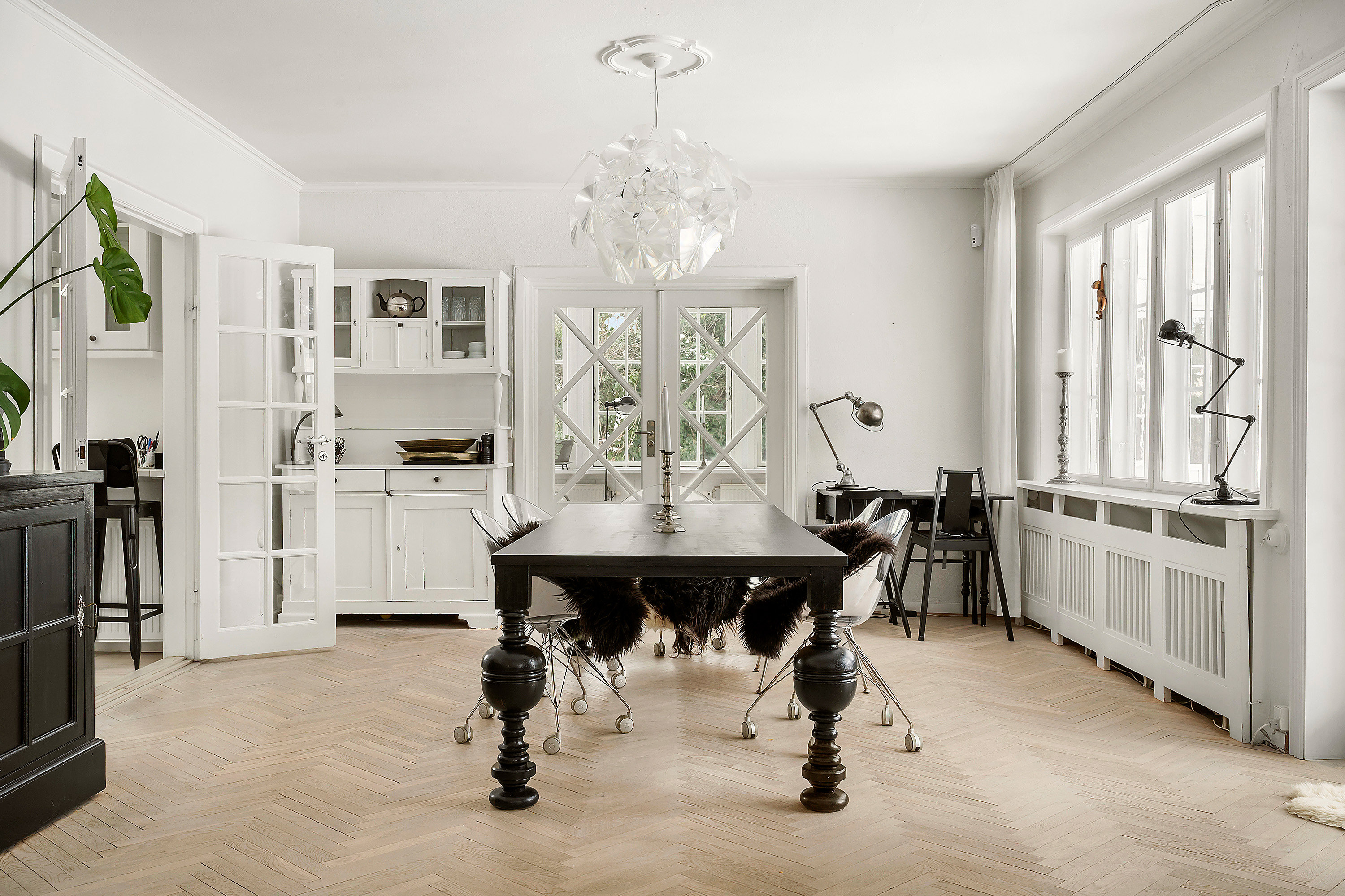 Fremhævet stue billede i fuldskærmstilstand. Billede af Hjortevangen 3, 2920 Charlottenlund