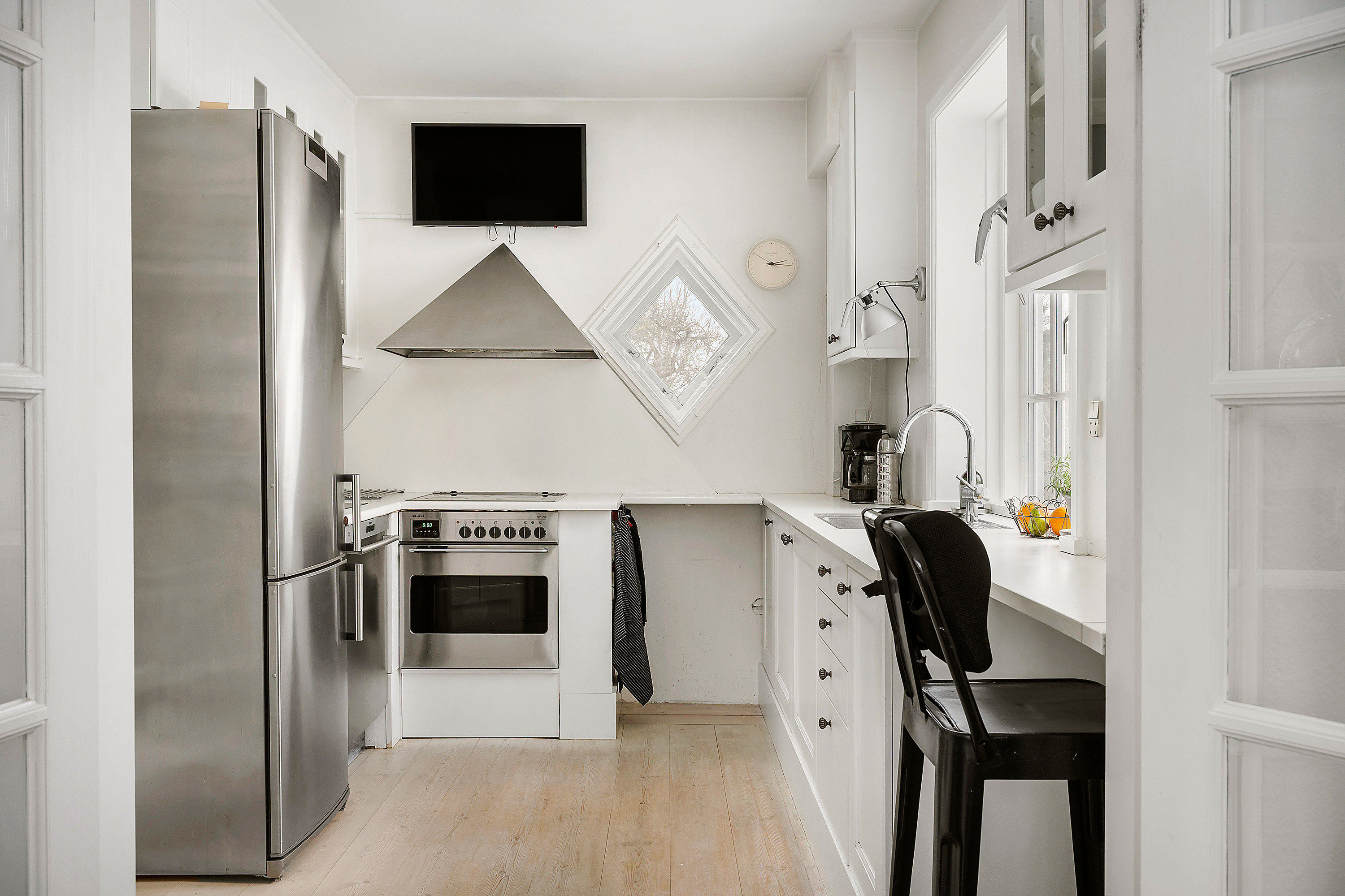 Fremhævet køkken billede i fuldskærmstilstand. Billede af Hjortevangen 3, 2920 Charlottenlund