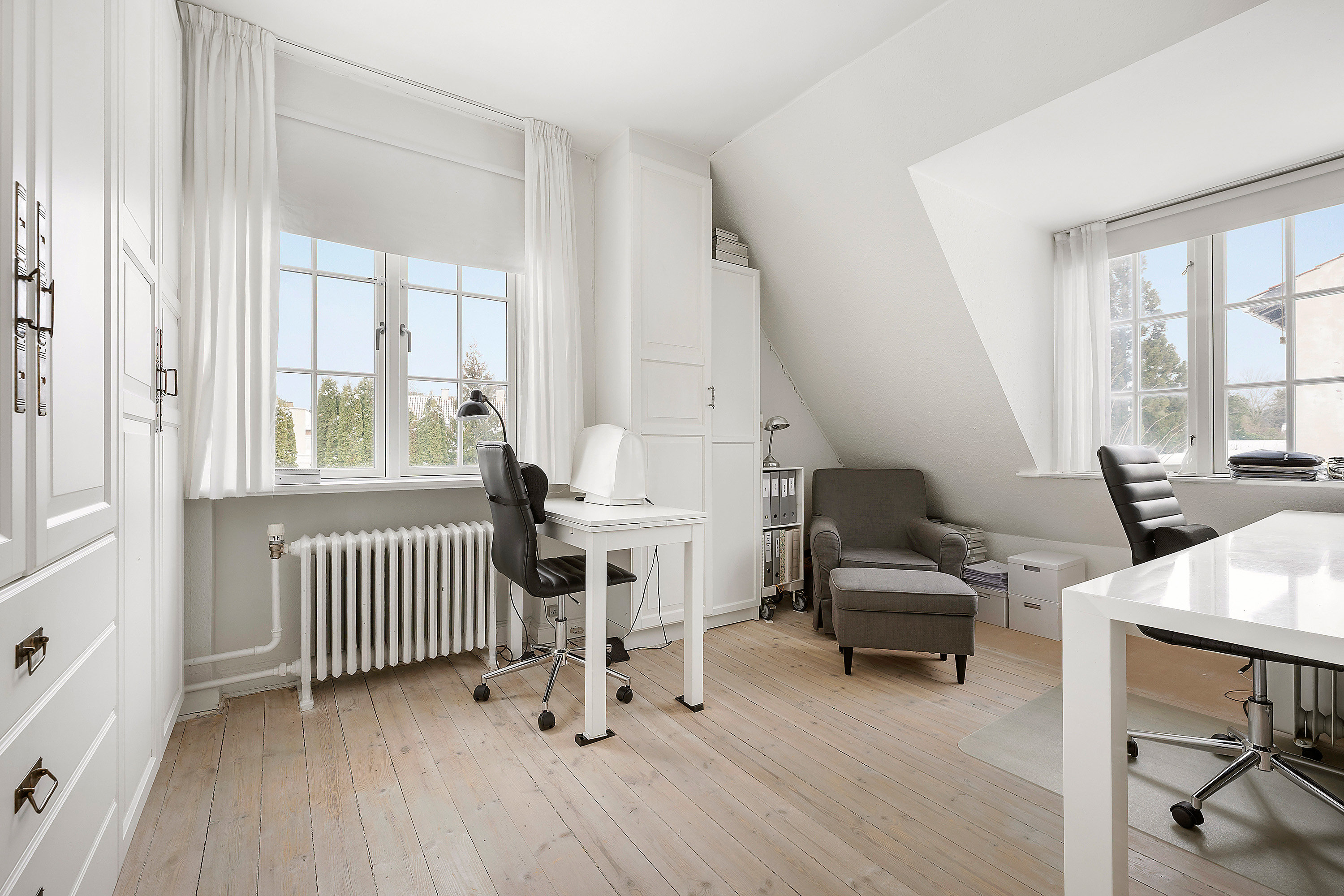 Fremhævet kontor billede i fuldskærmstilstand. Billede af Hjortevangen 3, 2920 Charlottenlund