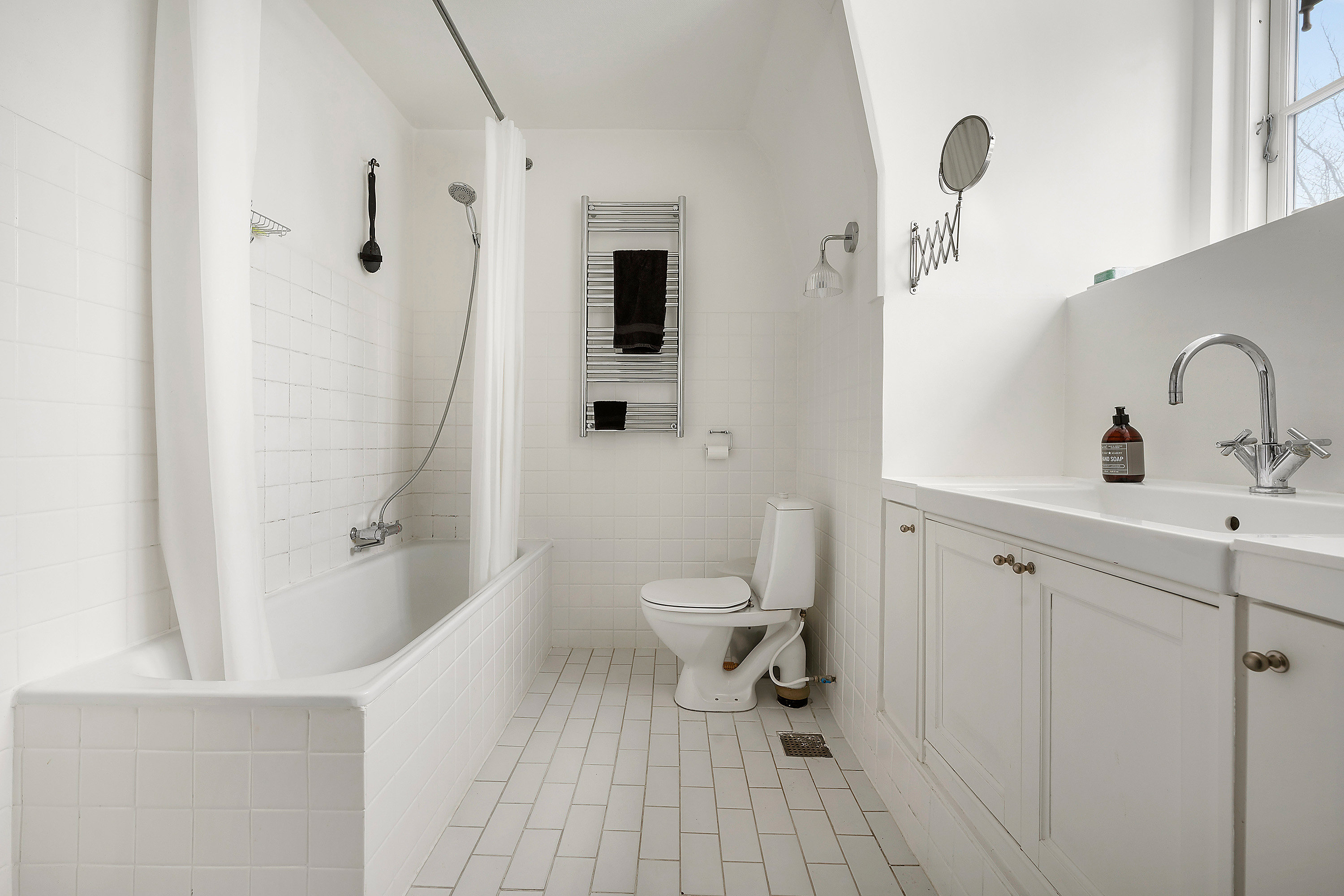 Fremhævet badeværelse billede i fuldskærmstilstand. Billede af Hjortevangen 3, 2920 Charlottenlund