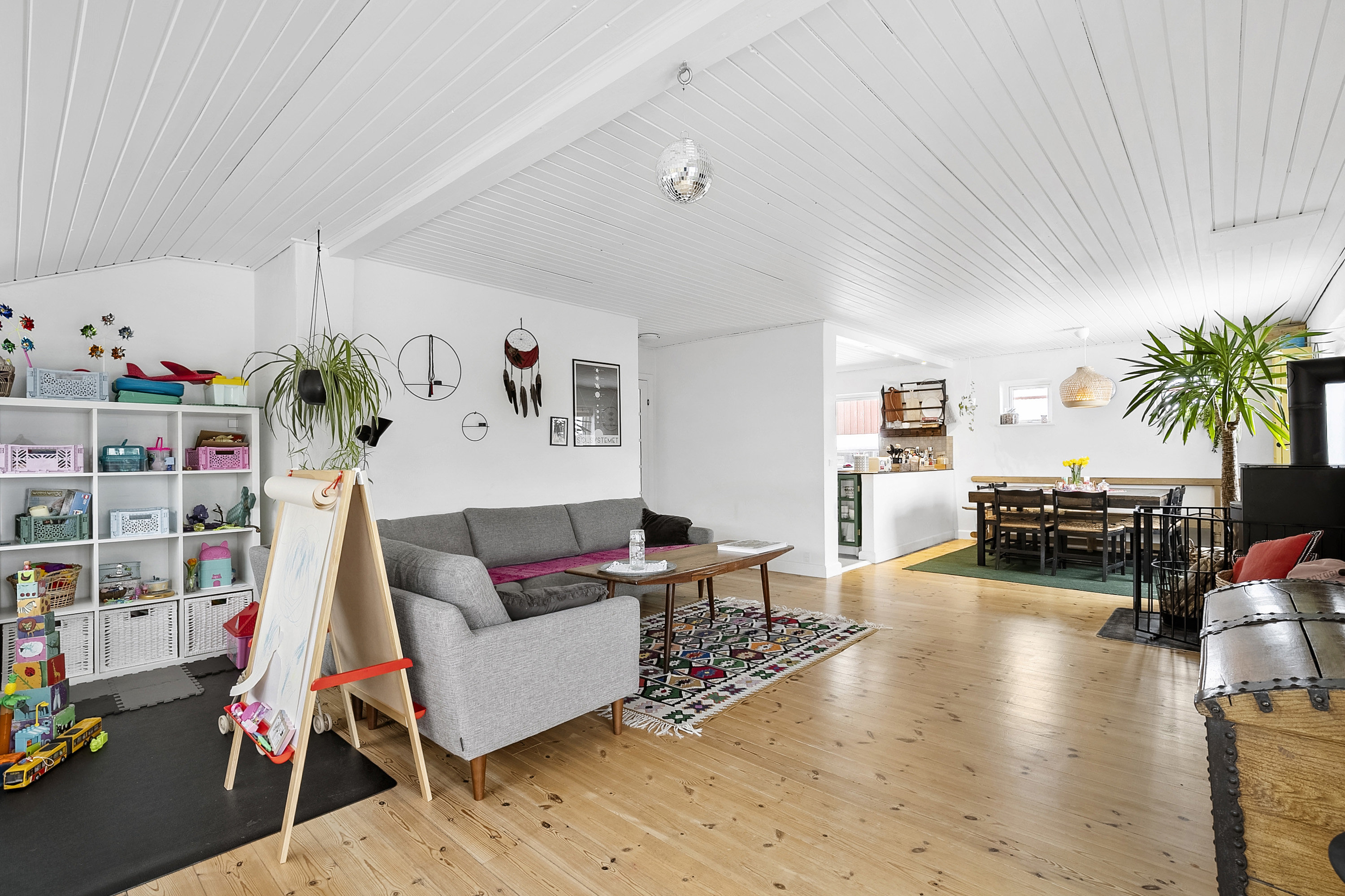 Fremhævet stue billede i fuldskærmstilstand. Billede af Hyldegårdsvej 12, Seden, 5240 Odense NØ