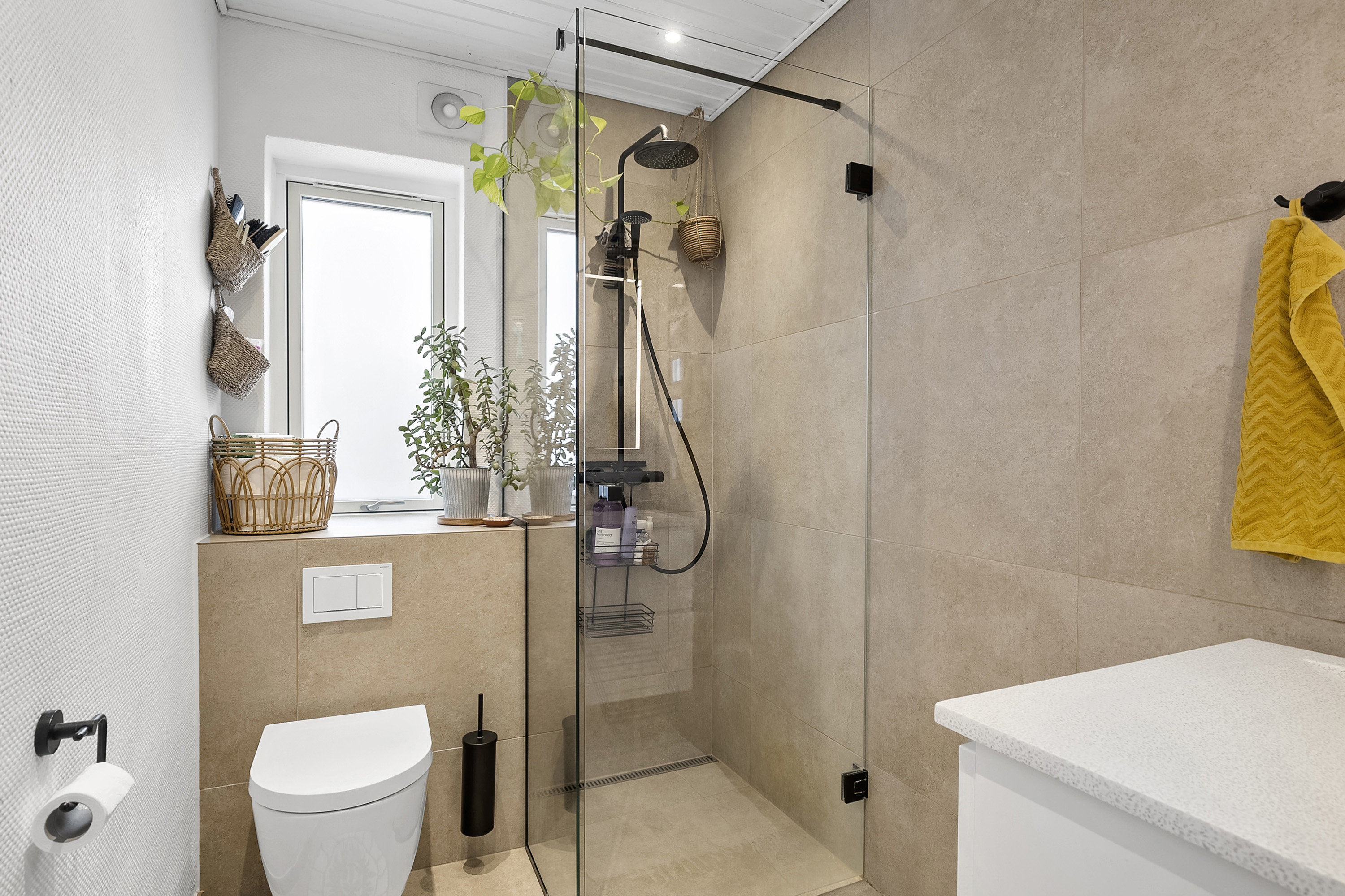 Fremhævet badeværelse billede i fuldskærmstilstand. Billede af Hyldegårdsvej 12, Seden, 5240 Odense NØ