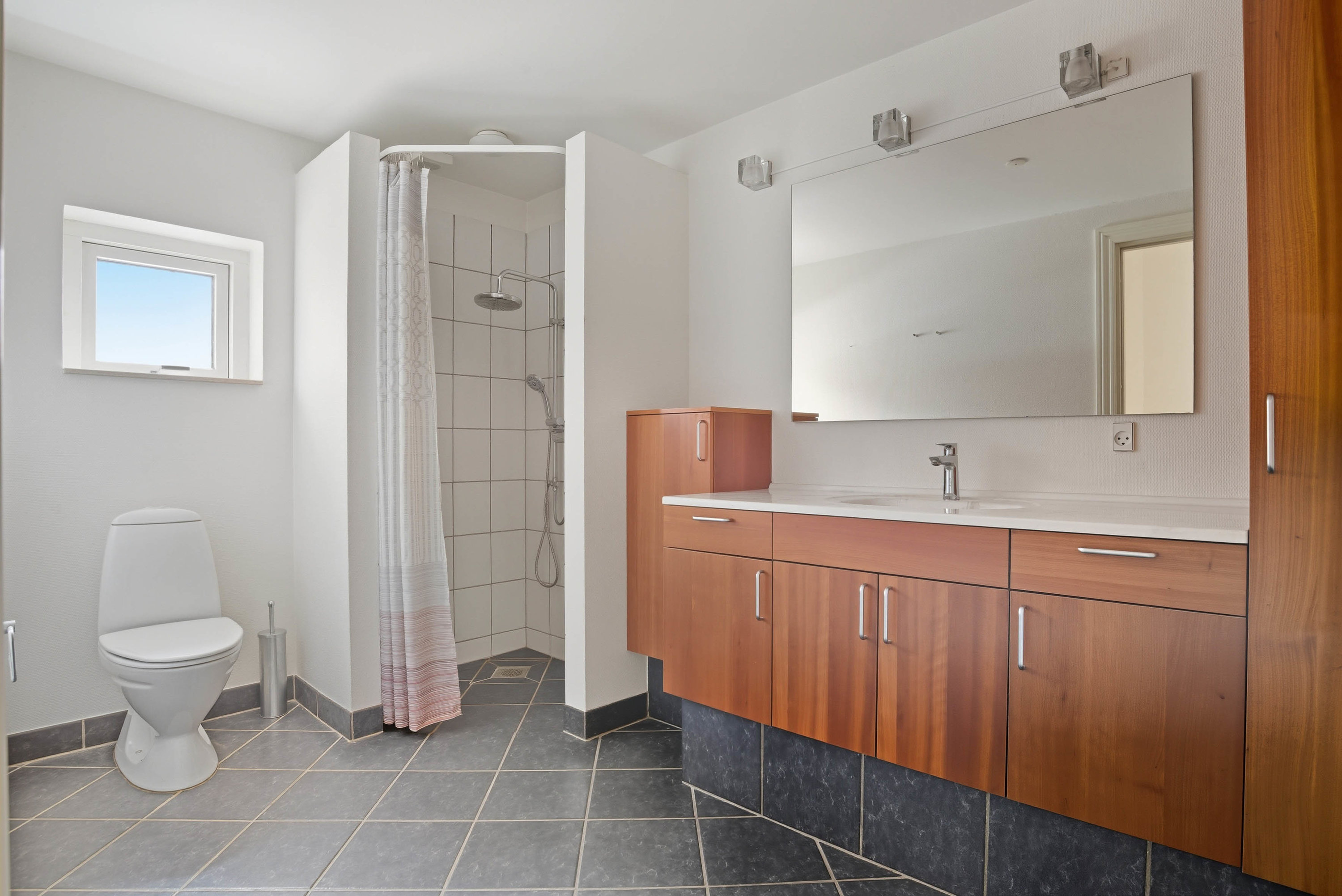 Fremhævet badeværelse billede i fuldskærmstilstand. Billede af Vesterbrogade 19, st.. tv., 7500 Holstebro