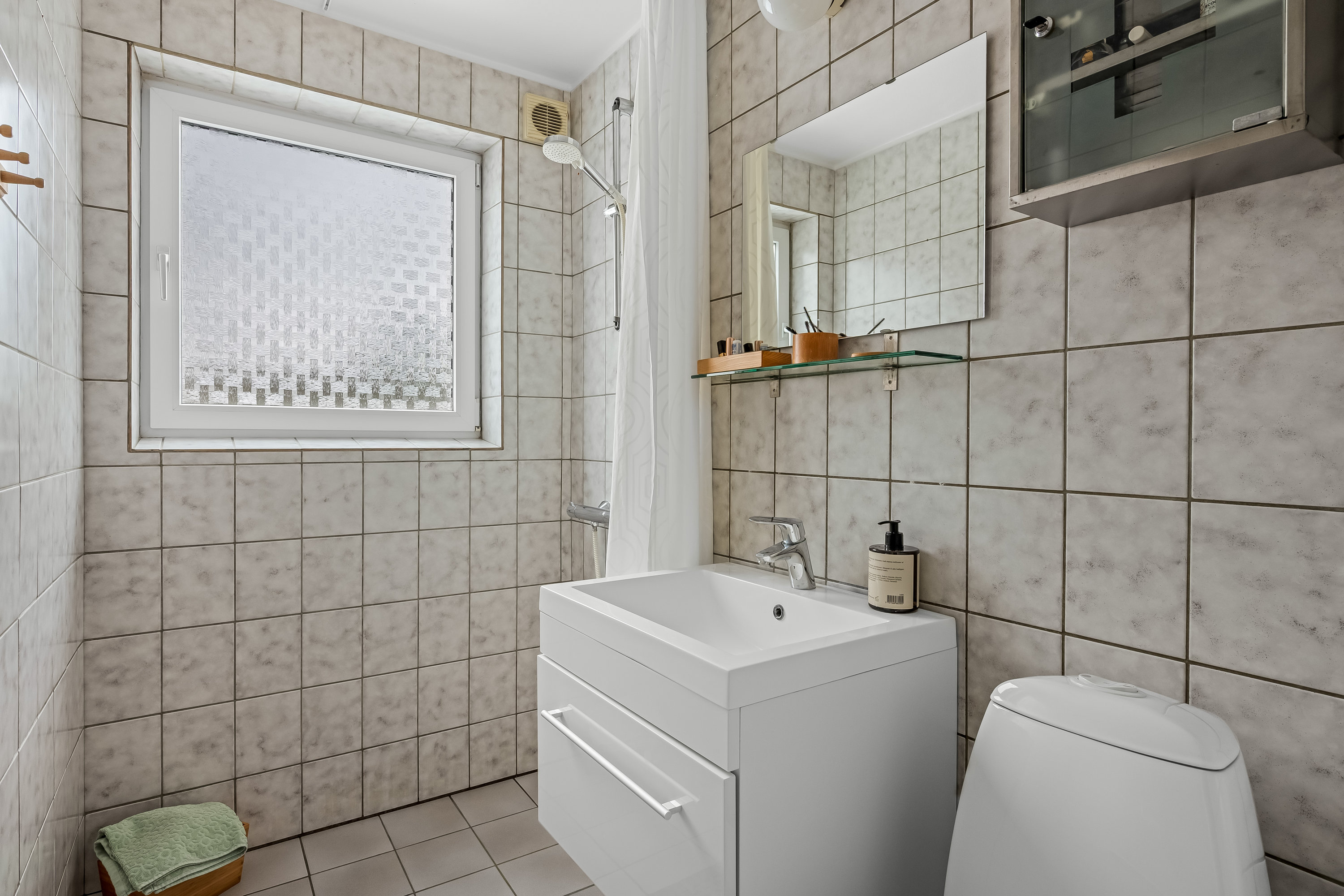 Fremhævet badeværelse billede i fuldskærmstilstand. Billede af Lindevej 3, 6270 Tønder