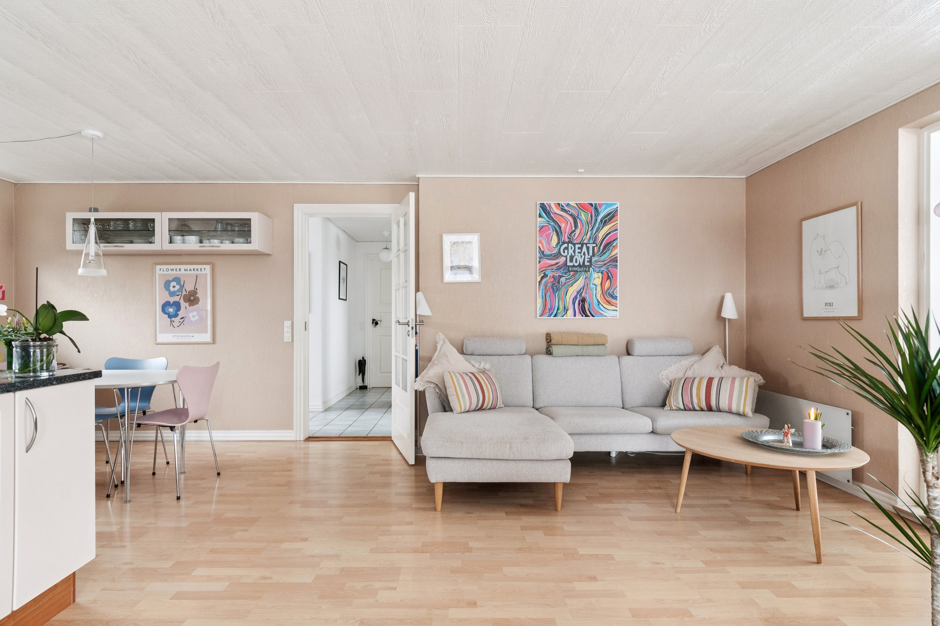 Fremhævet stue billede i fuldskærmstilstand. Billede af Tømmerupvang 63, 2770 Kastrup