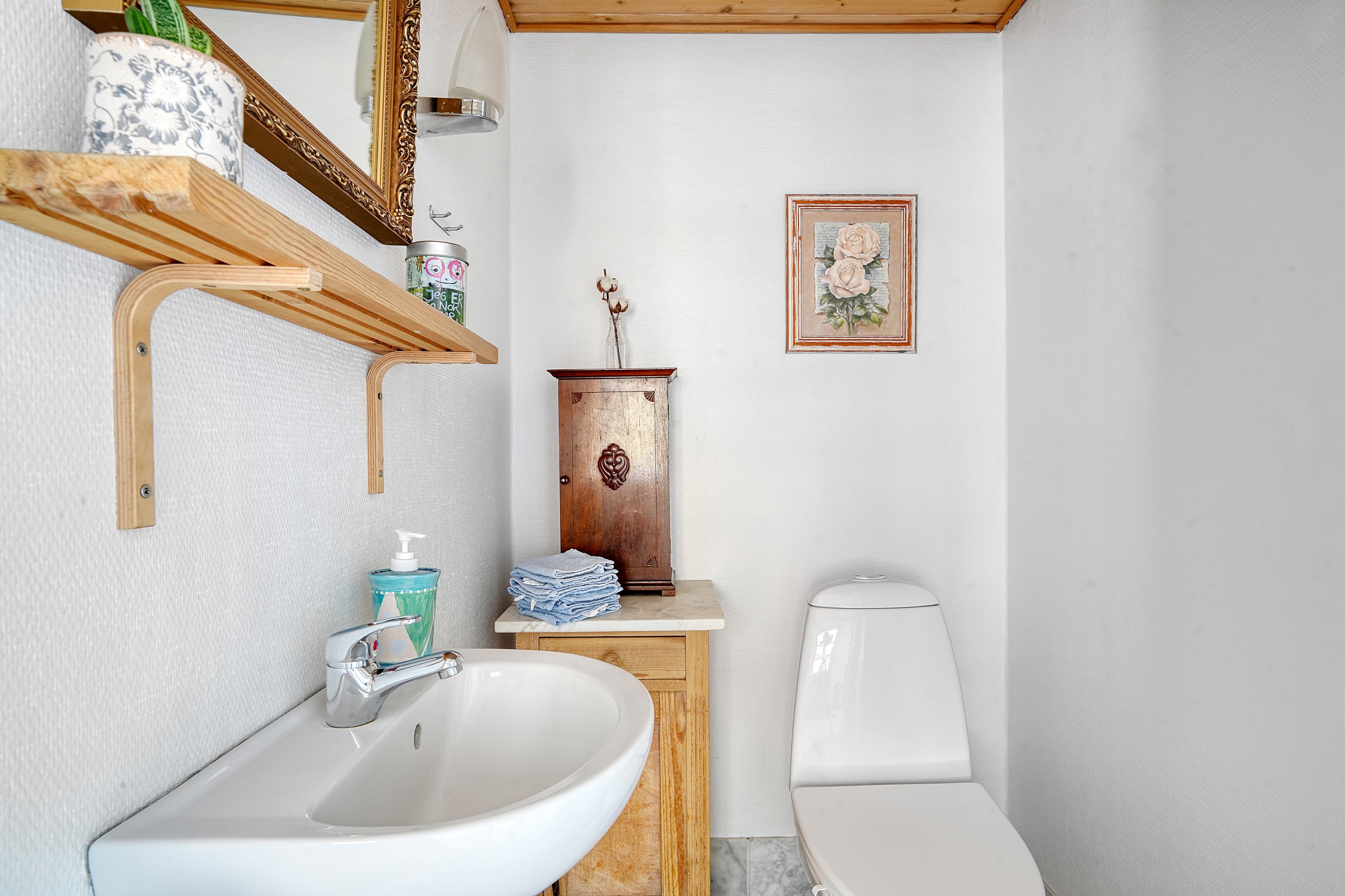 Fremhævet wc billede i fuldskærmstilstand. Billede af Mørkøv Kirkeby 6, 4440 Mørkøv