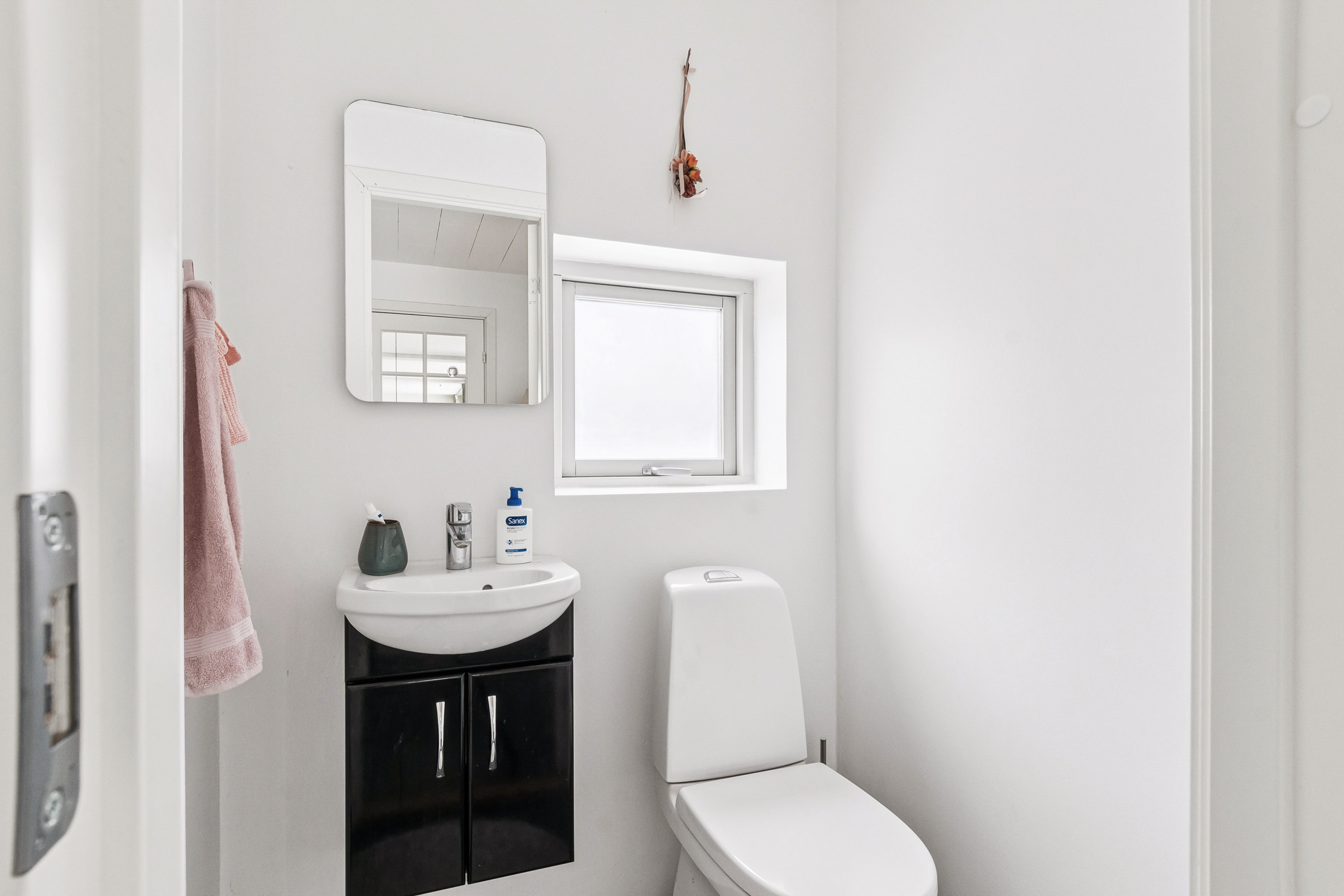 Fremhævet badeværelse billede i fuldskærmstilstand. Billede af Birkevej 20, 2791 Dragør